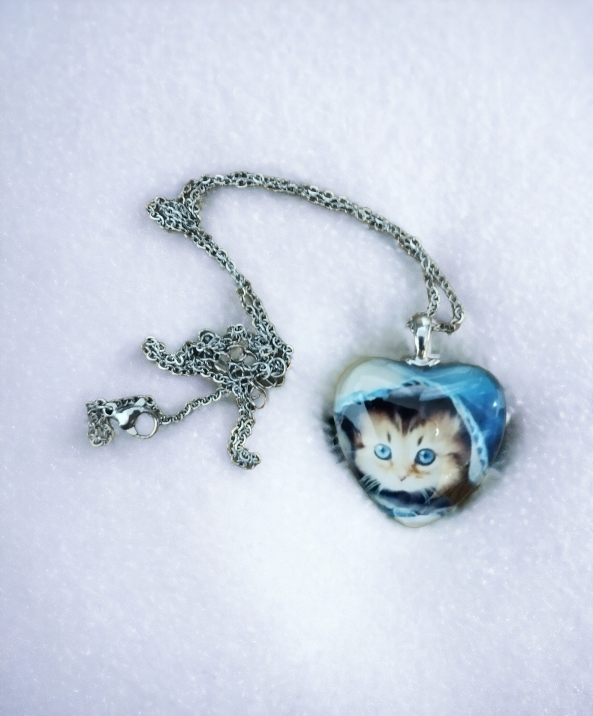 Colgante de Resina Epoxi Forma de Corazón con Gatito de Ojos Verdes (VENDIDO) - 7