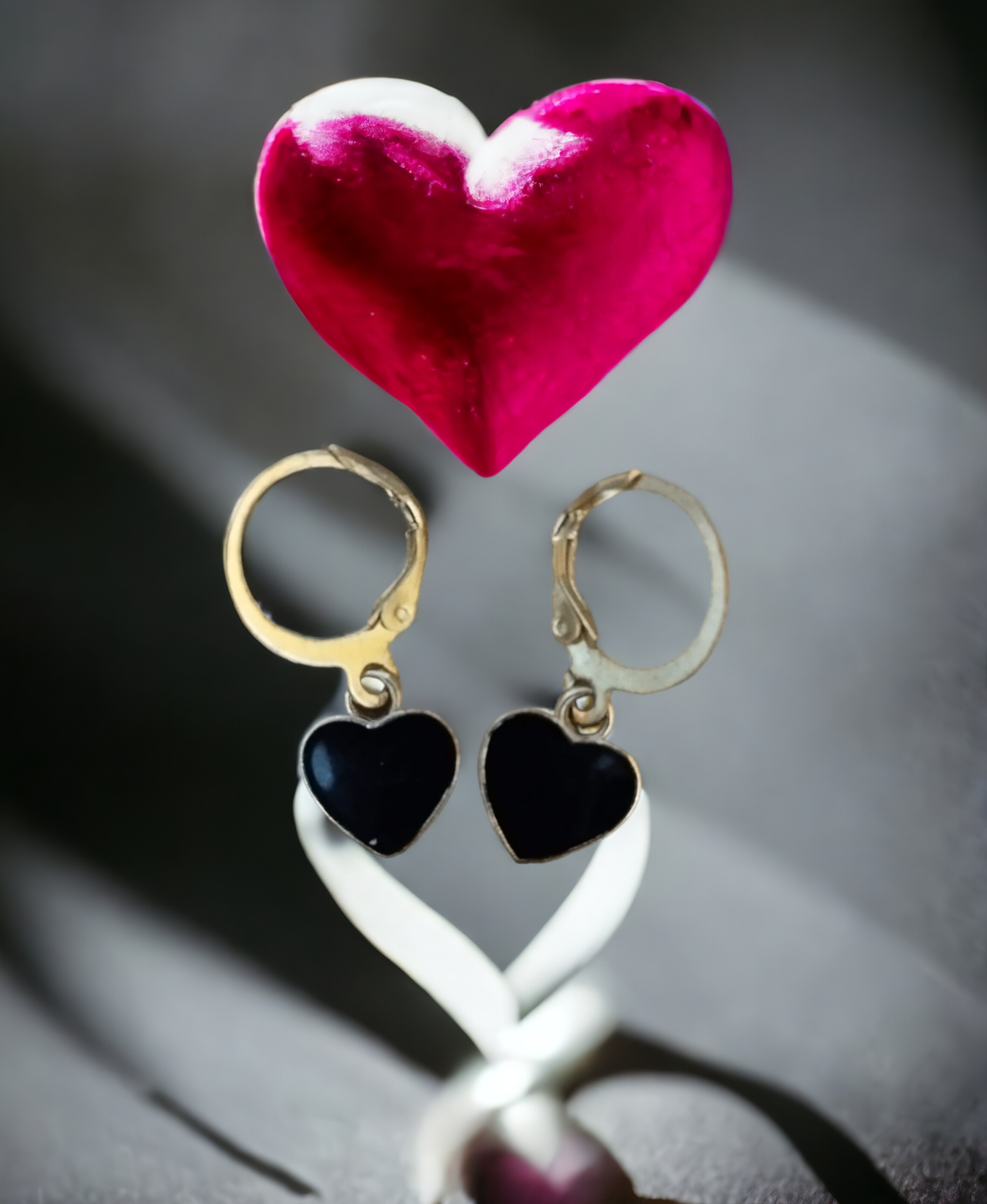 Pendientes Corazón con Fondo Negro: Elegancia en Contraste (VENDIDO) - 6