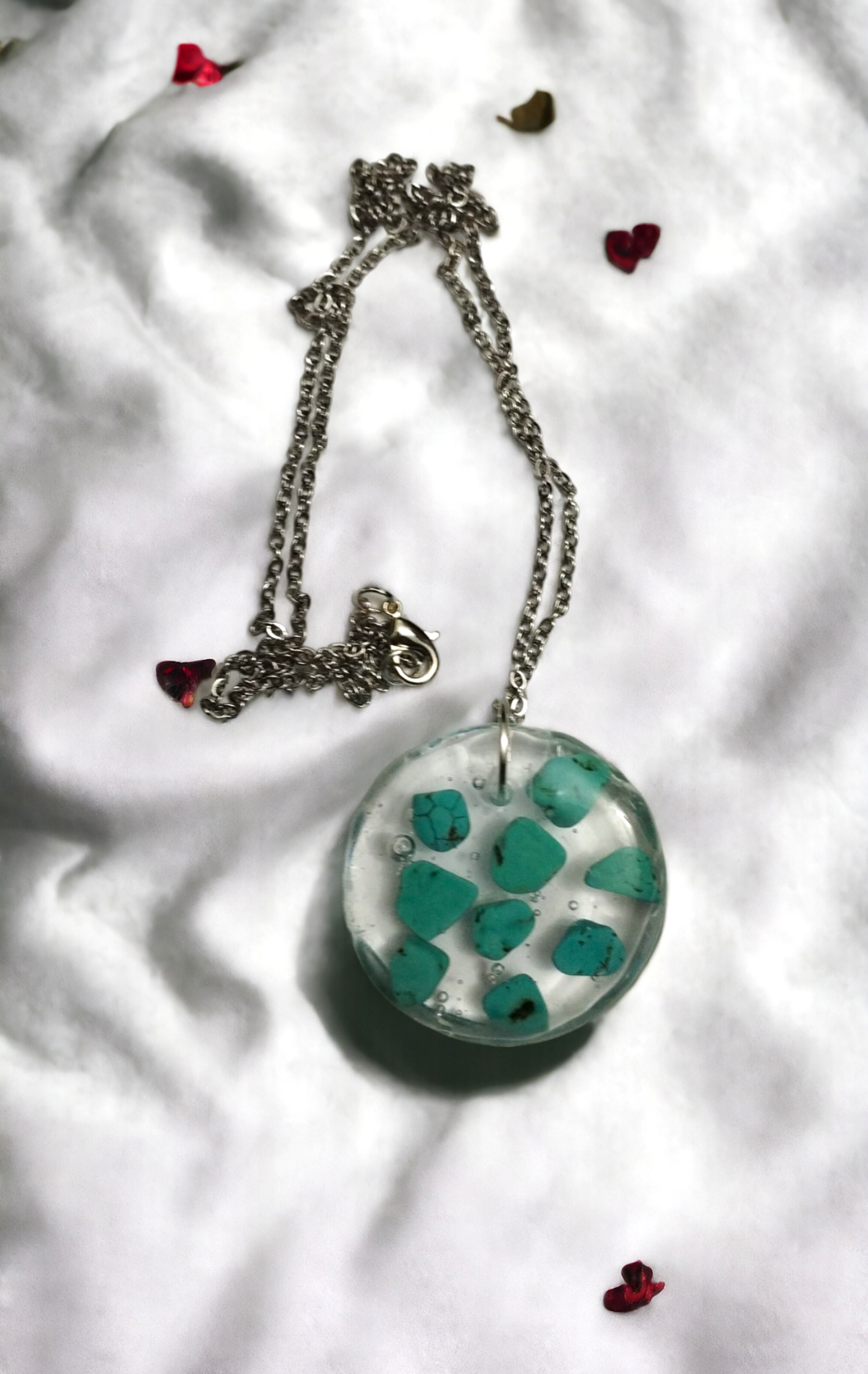 Colgante Redondo con Piedras Turquesa en Resina Epoxi: Elegancia del Mar - 3