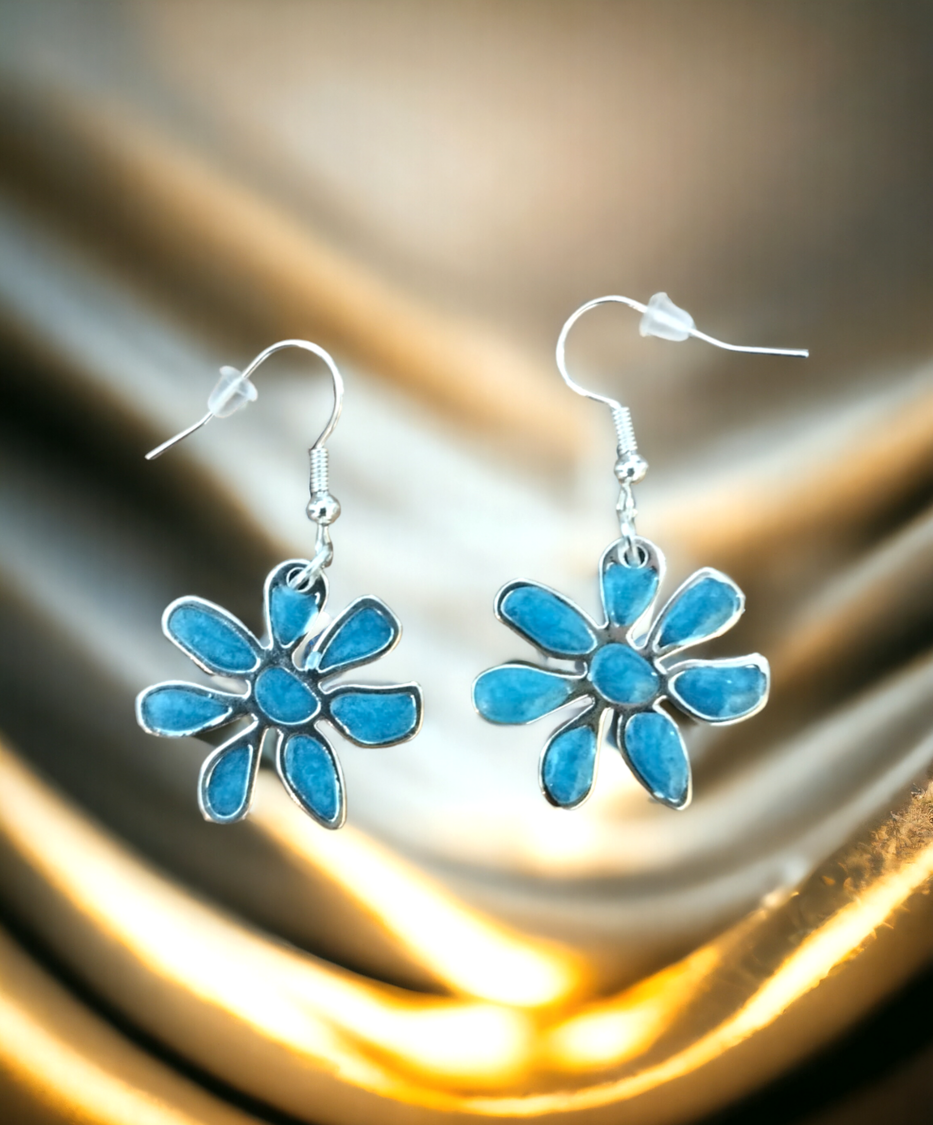 Pendientes Flor Mediana Azul Claro Nacarado: Elegancia Celestial (VENDIDO) - 3