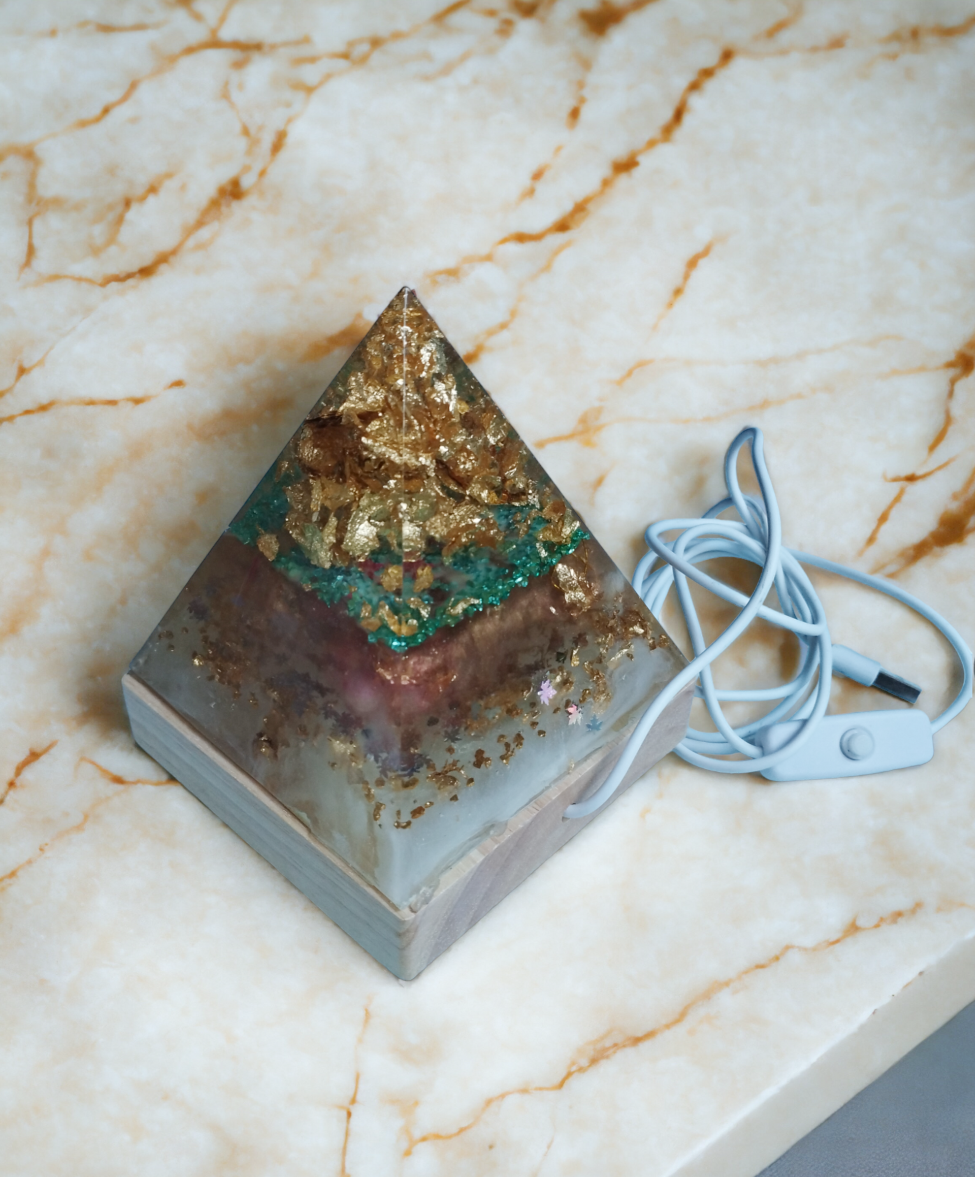 Pirámide de Resina Epoxi con Pan de Oro: Luz y Elegancia en una Lámpara Única - 2
