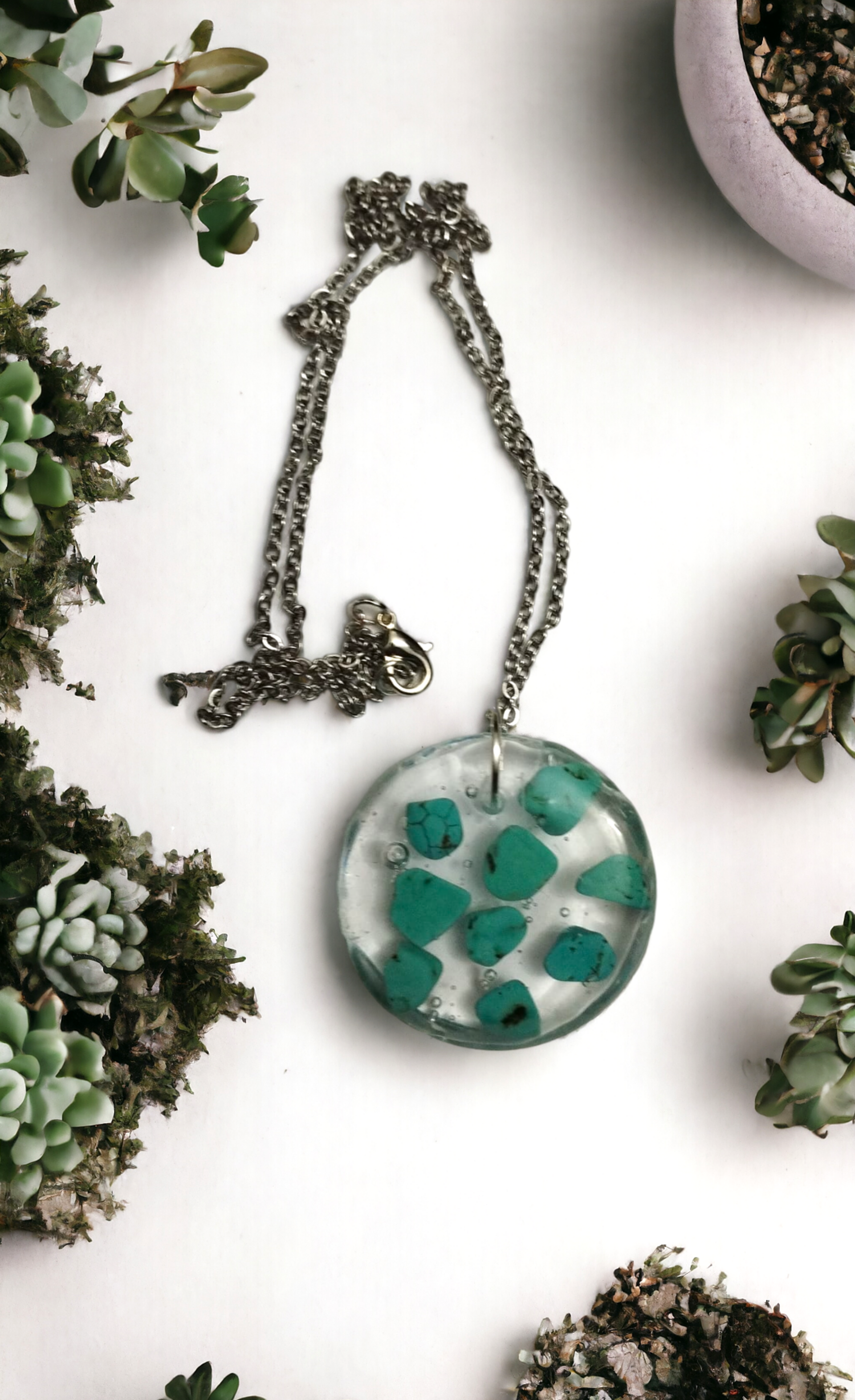 Colgante Redondo con Piedras Turquesa en Resina Epoxi: Elegancia del Mar - 9