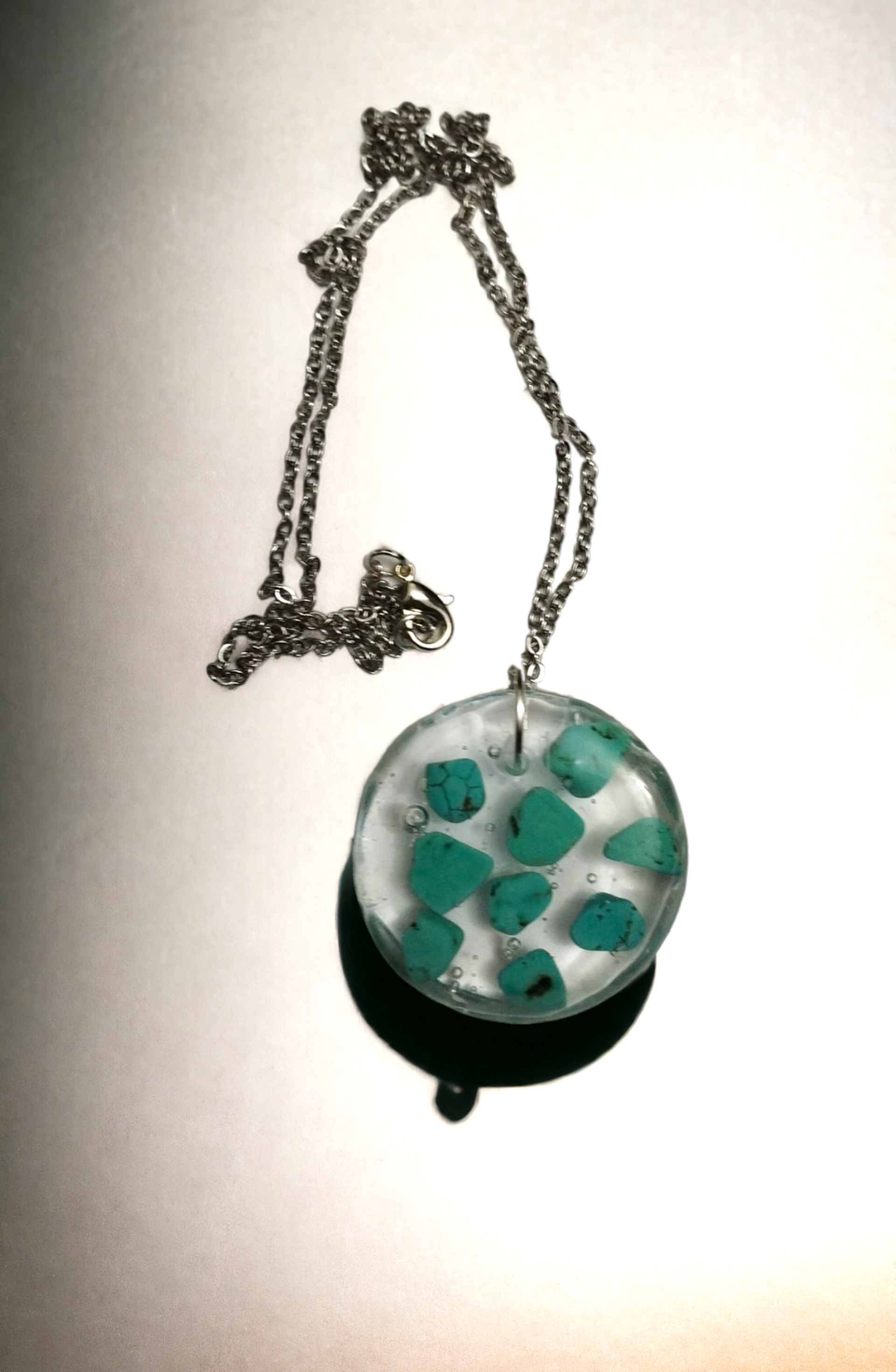 Colgante Redondo con Piedras Turquesa en Resina Epoxi: Elegancia del Mar - 5