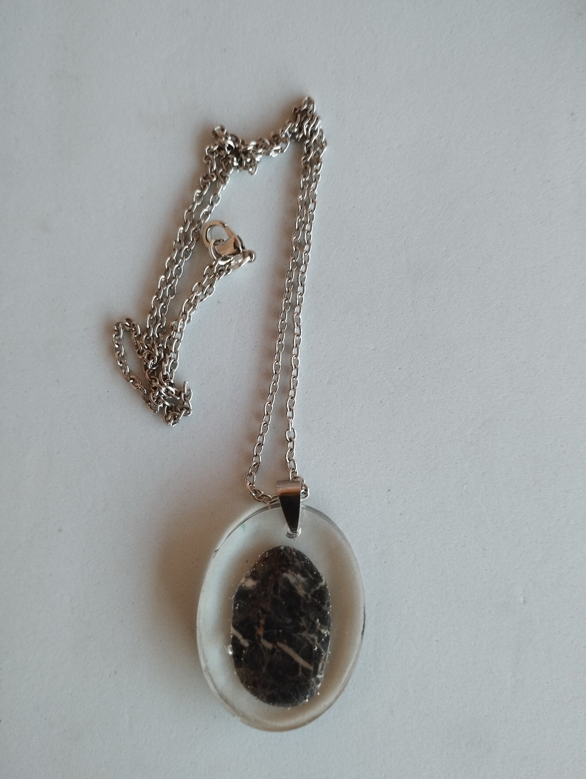Colgante Ovalado con Piedrecita Oscura de Almería - Encapsulada en Resina Epoxi - 4