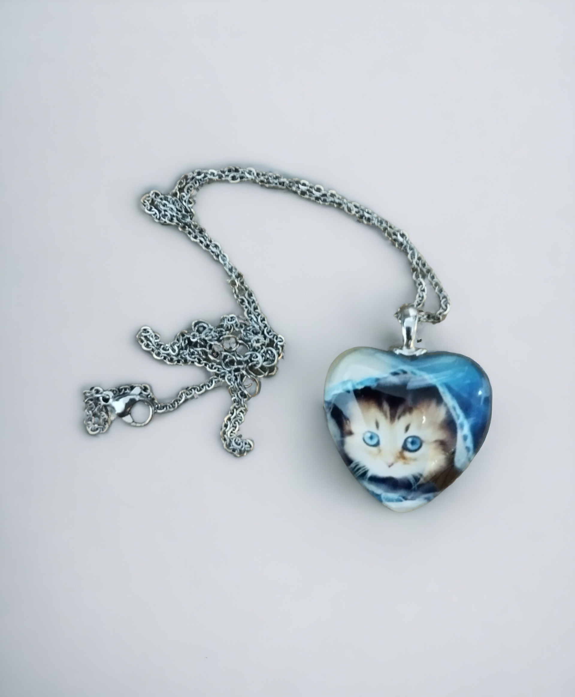 Colgante de Resina Epoxi Forma de Corazón con Gatito de Ojos Verdes (VENDIDO) - 4