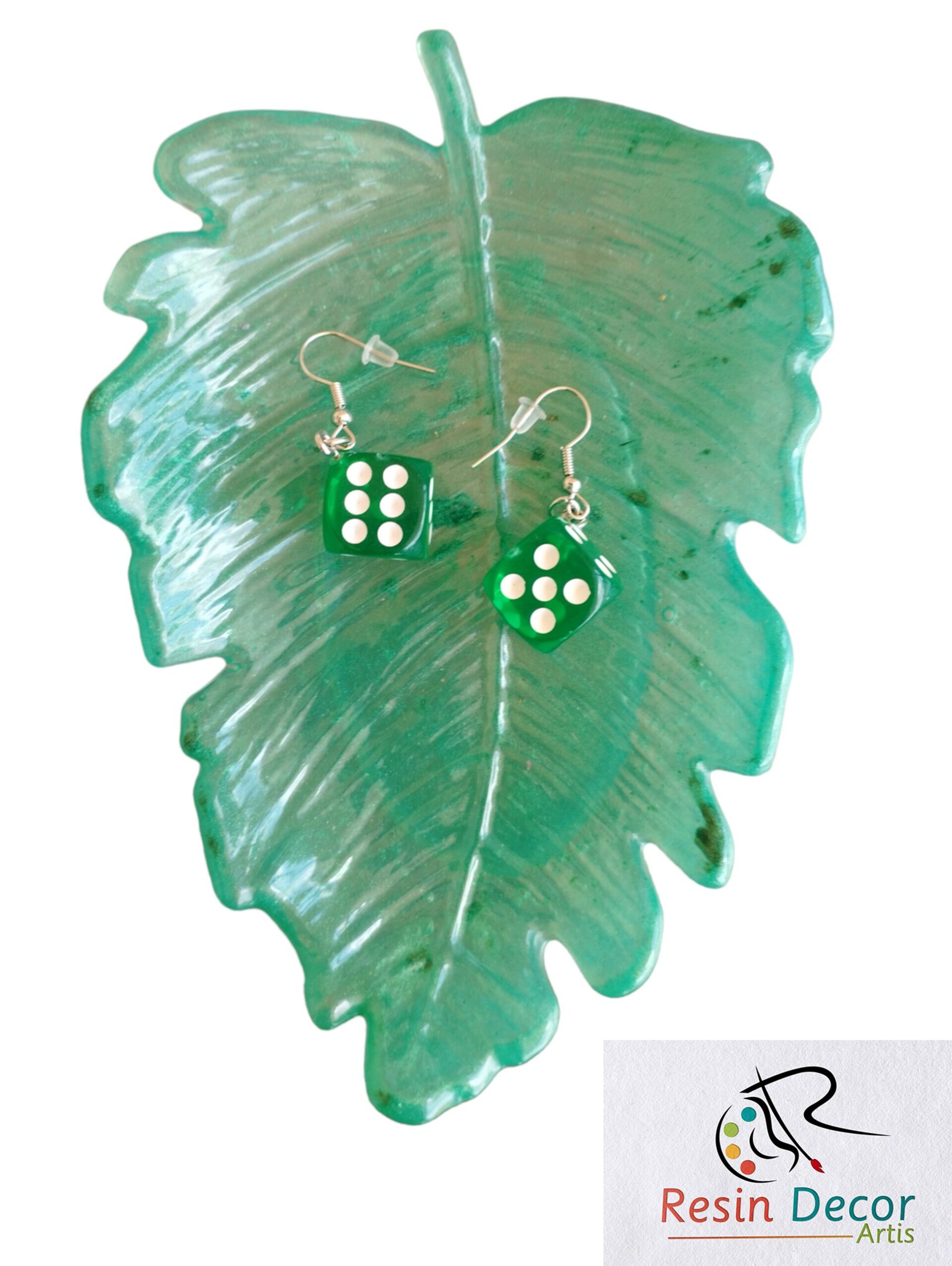 Pendientes de resina epoxi forma de dados verdes en 3D (VENDIDO) - 2
