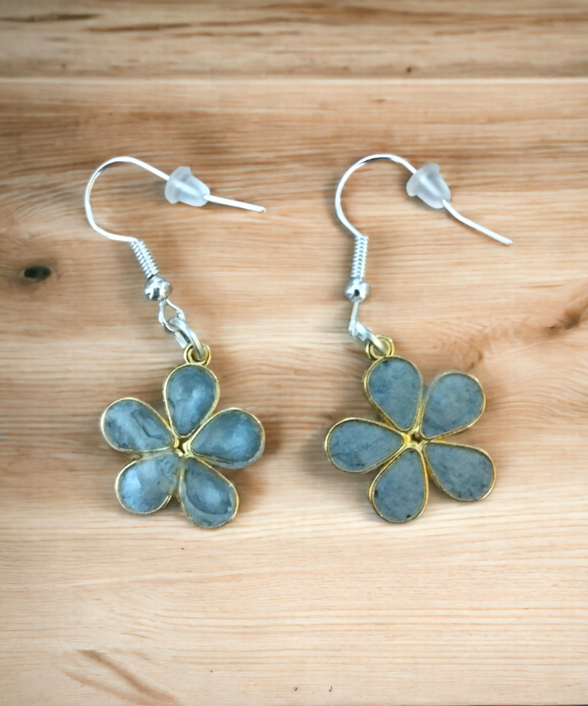 Pendientes Flor Pequeña Gris Nacarado: Elegancia Atemporal (VENDIDOS) - 3