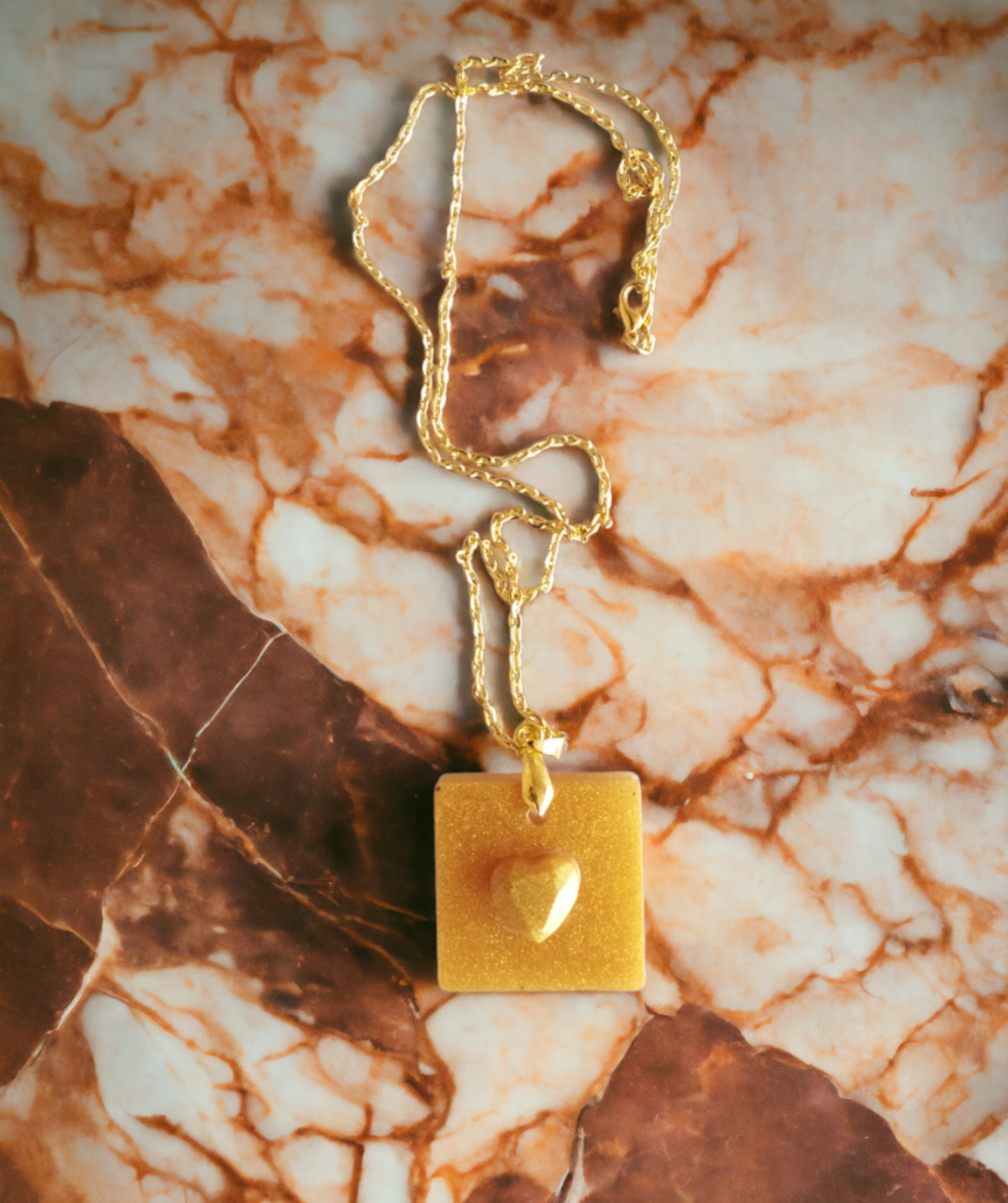 Colgante de Resina Epoxi en Oro con Corazón - 2
