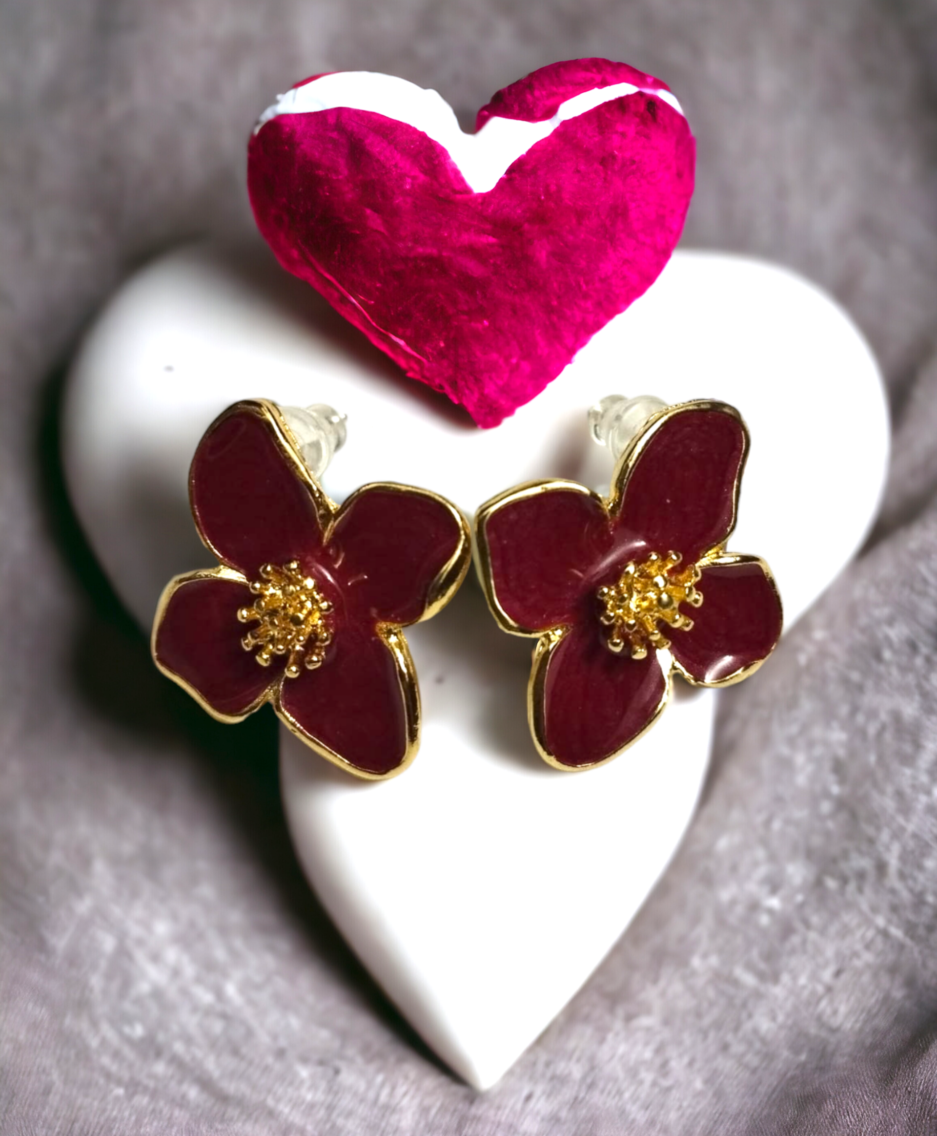 Pendientes de Flor de 4 Hojas en Resina Epoxi Roja: Elegancia Dorada de 18 Quil. - 4