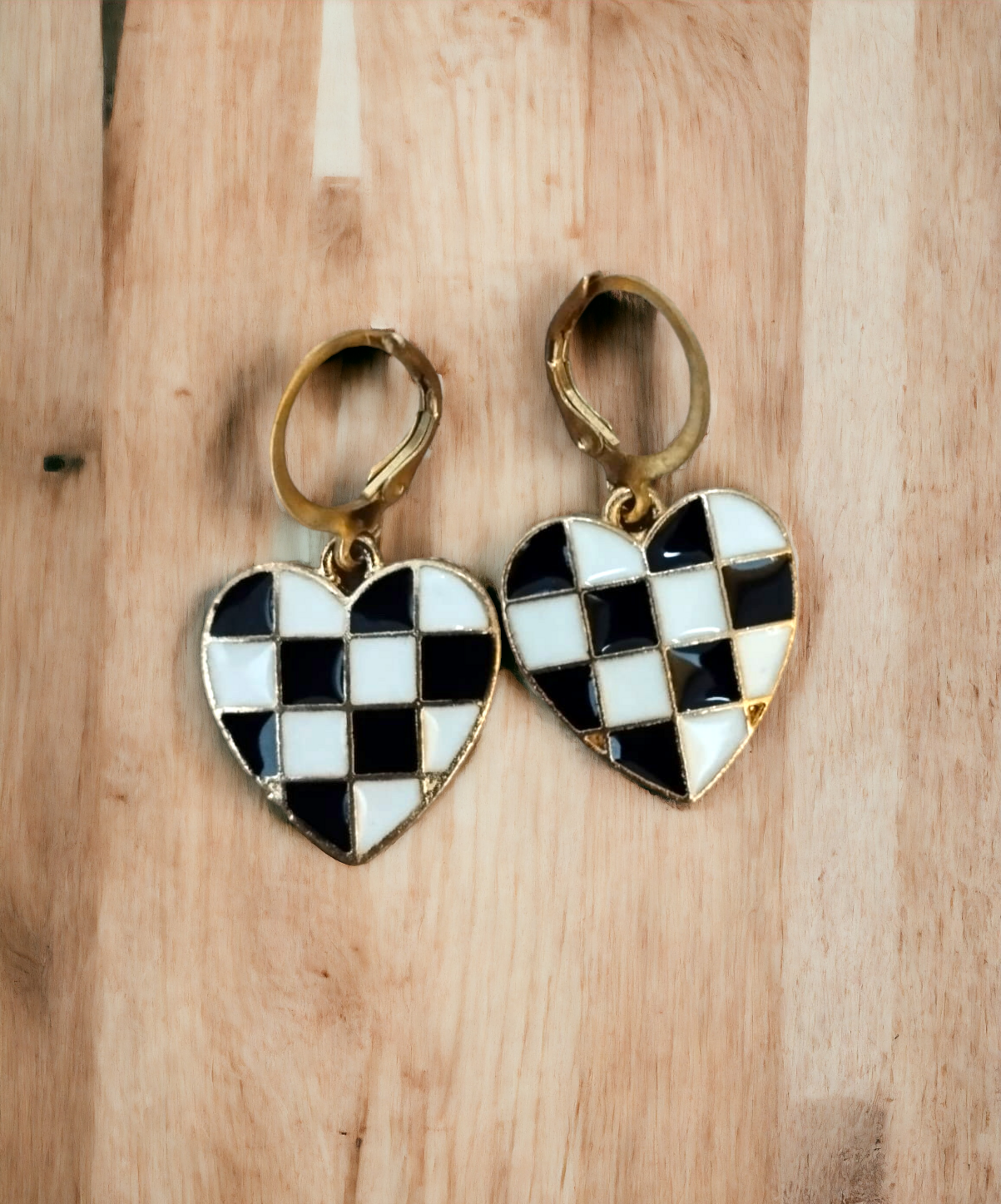 Pendientes Corazón con Fondo Cuadriculado: Elegancia Geométrica en Blanco y Negr - 7