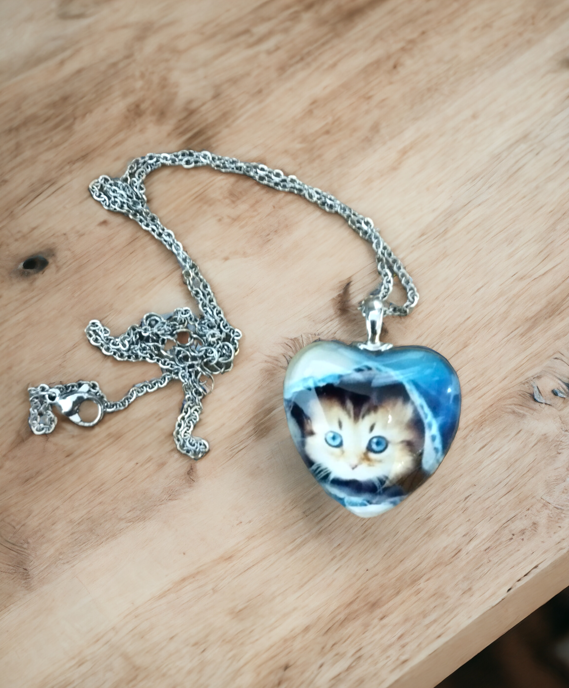Colgante de Resina Epoxi Forma de Corazón con Gatito de Ojos Verdes (VENDIDO) - 9