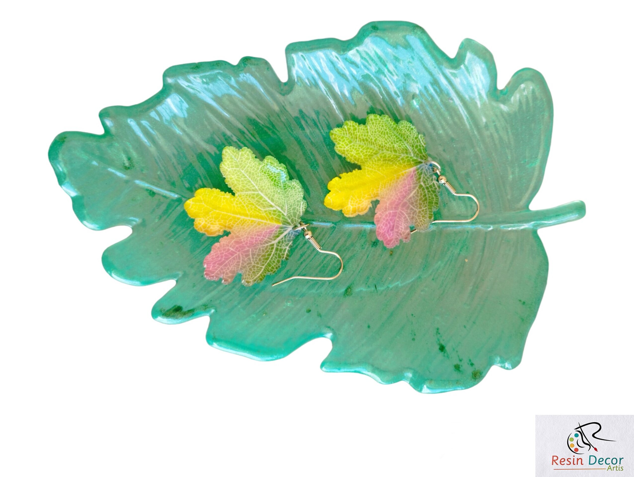 Pendientes colgantes de resina epoxi con diseño de hoja de arce (VENDIDO) - 3