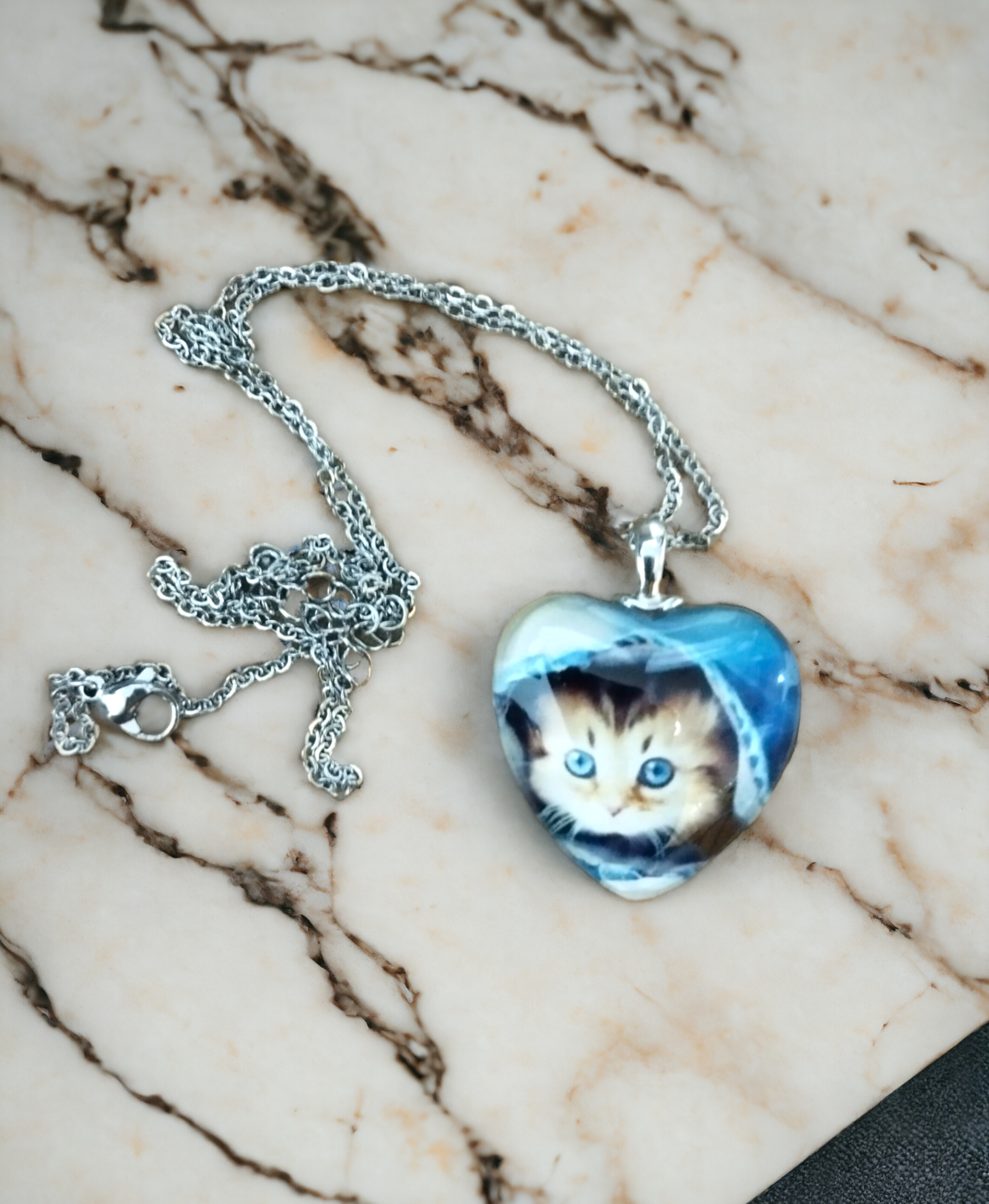 Colgante de Resina Epoxi Forma de Corazón con Gatito de Ojos Verdes (VENDIDO) - 6