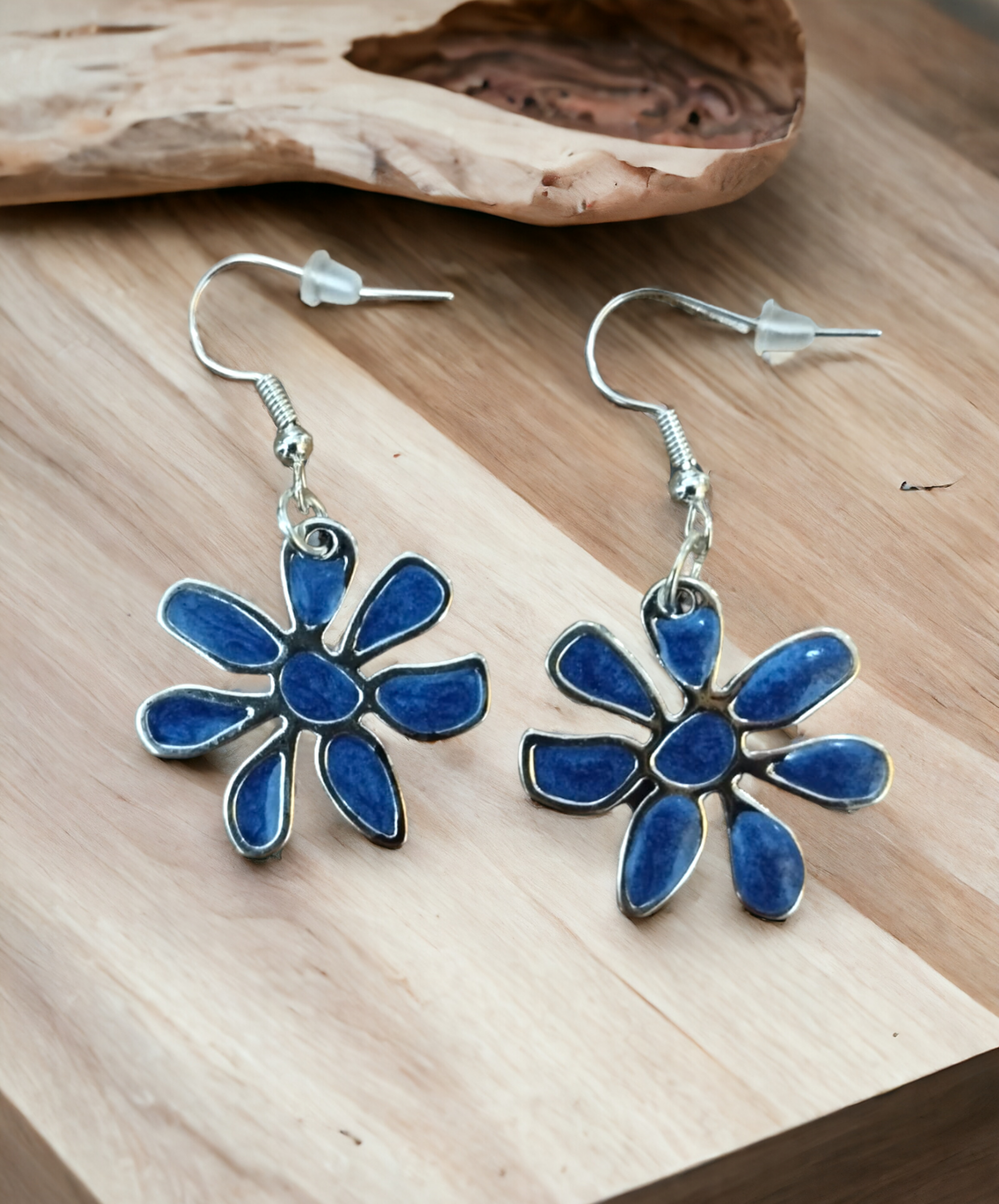 Pendientes Flor Mediana Azul Marino Nacarado: Sofisticación Oceánica - 4
