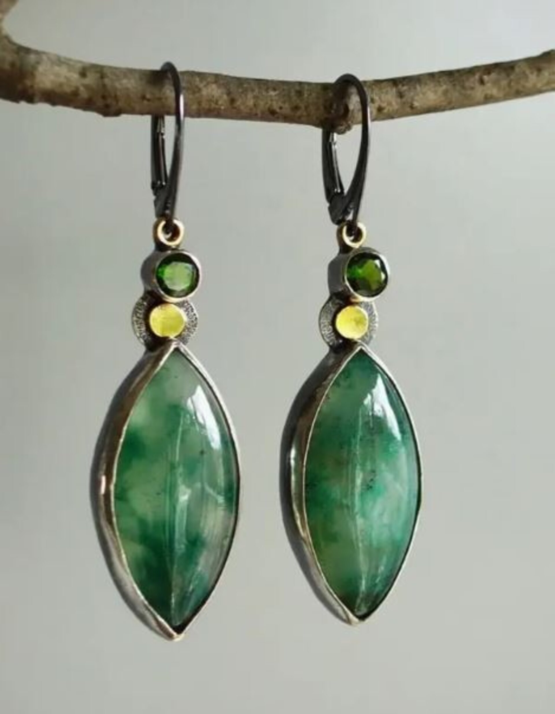 Pendientes colgantes con forma de hoja e incrustaciones de gemas sintéticas - 3