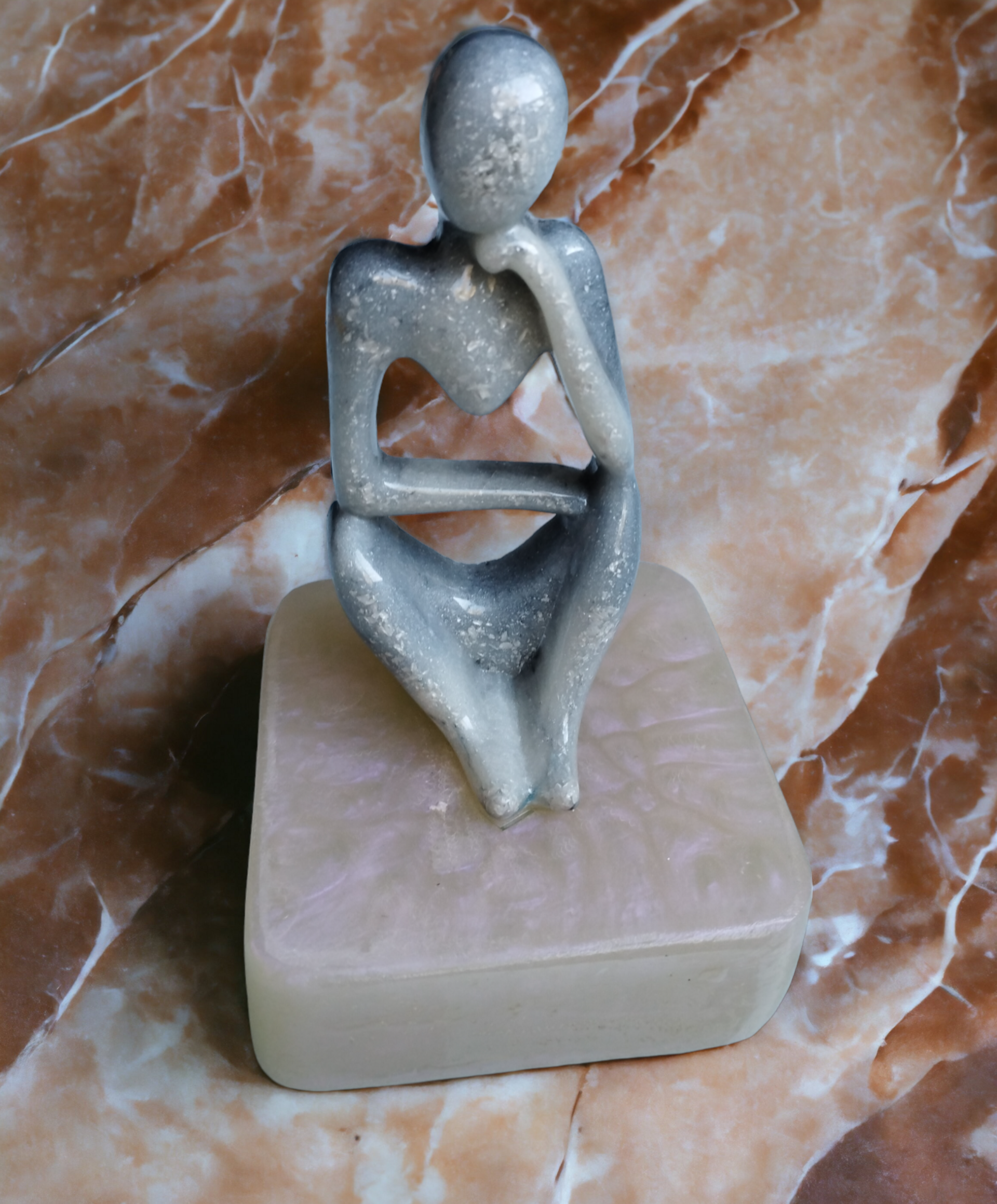 Figura Abstracta de Resina Epoxi en Peana Blanco Nacarado (VENDIDO) - 2
