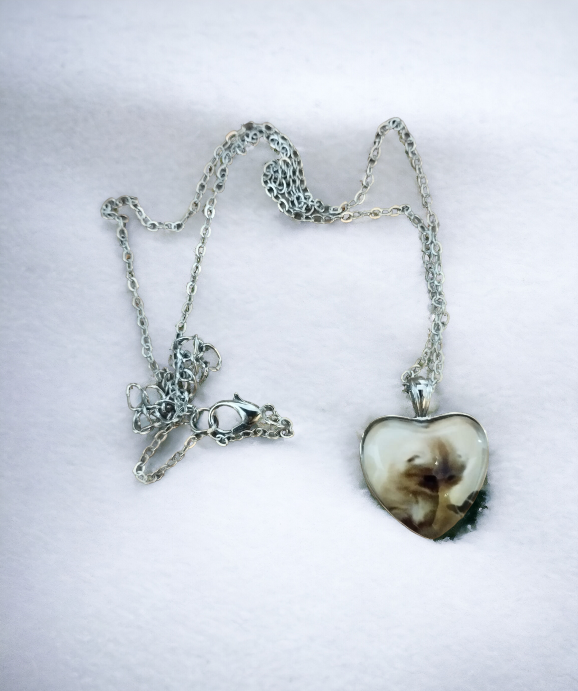 Colgante Corazón con Gatito Blanco: Amor Encapsulado en Resina Epoxi (VENDIDO) - 4