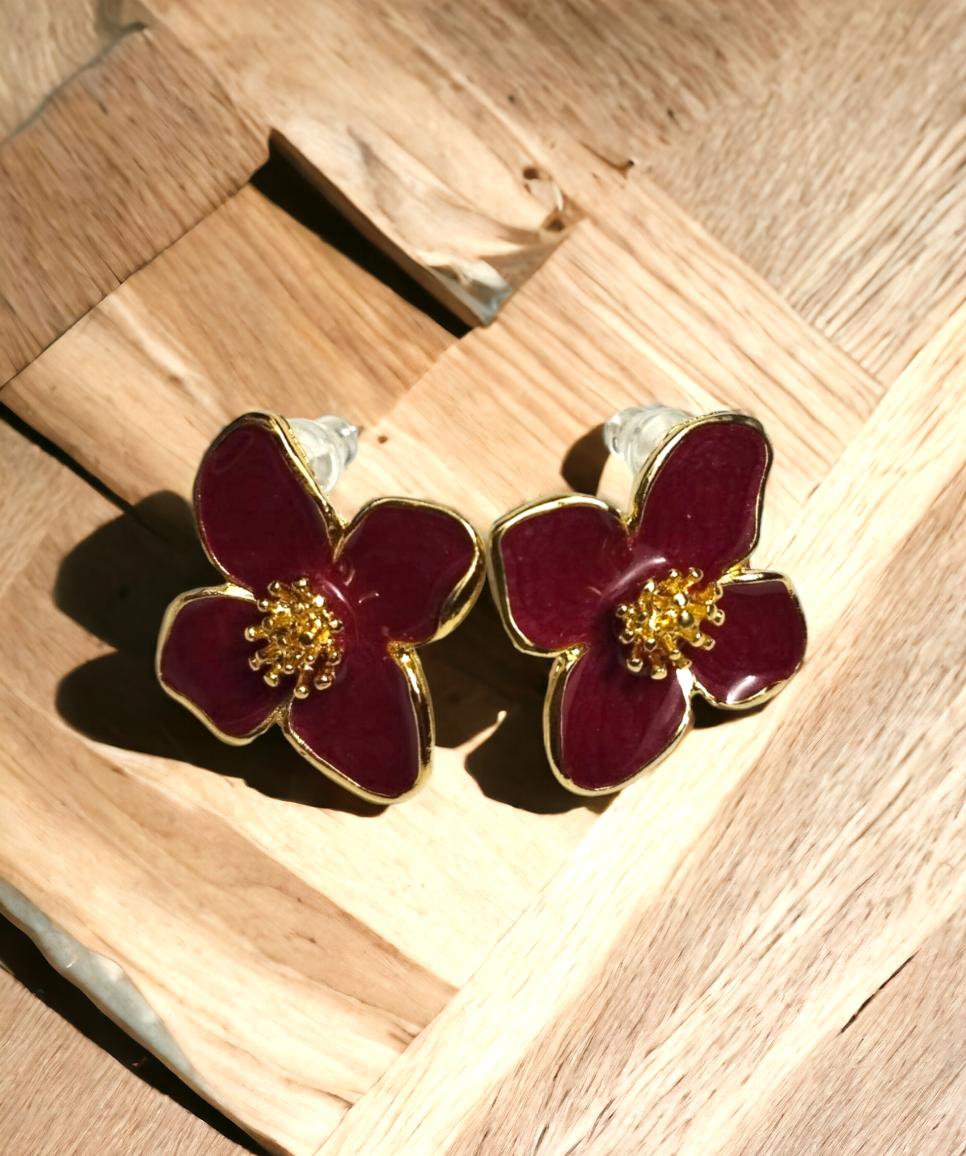 Pendientes de Flor de 4 Hojas en Resina Epoxi Roja: Elegancia Dorada de 18 Quil. - 3