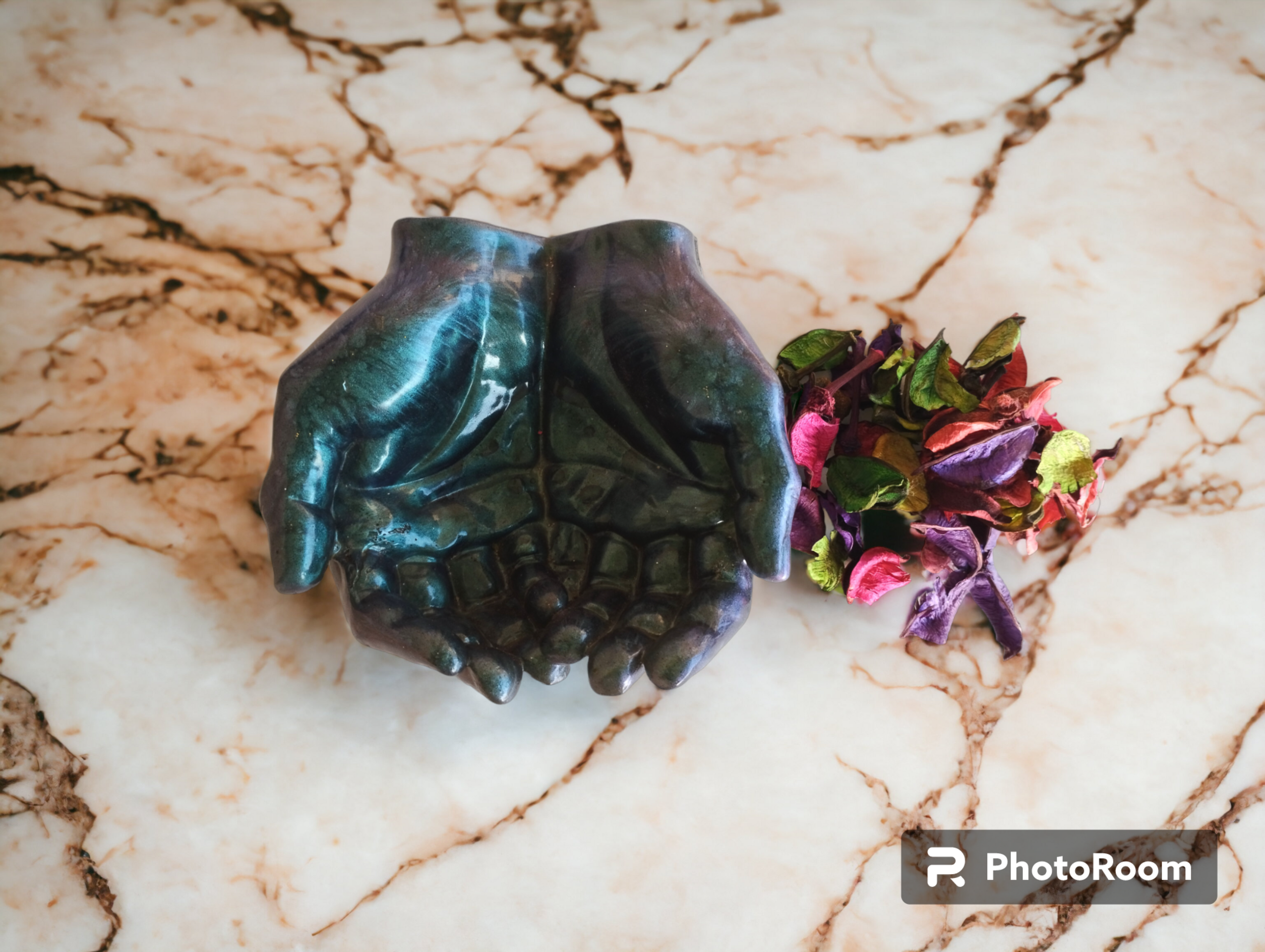 Escultura de manos en resina epoxi para poner flores secas de olor. - 3