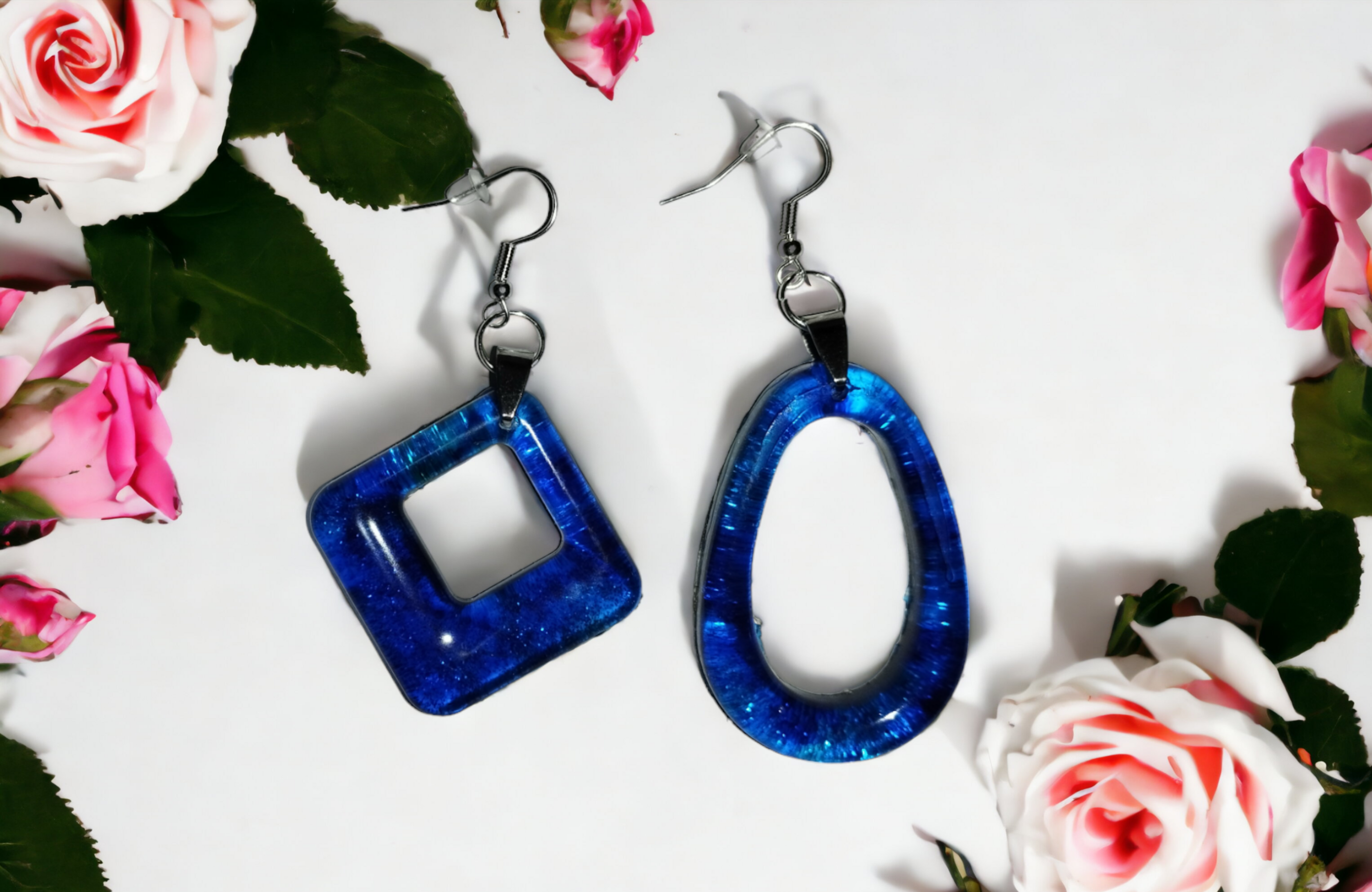 Dúo Radiante: Pendientes de Resina Epoxi en Azul Marino con Toque de Plata - 3
