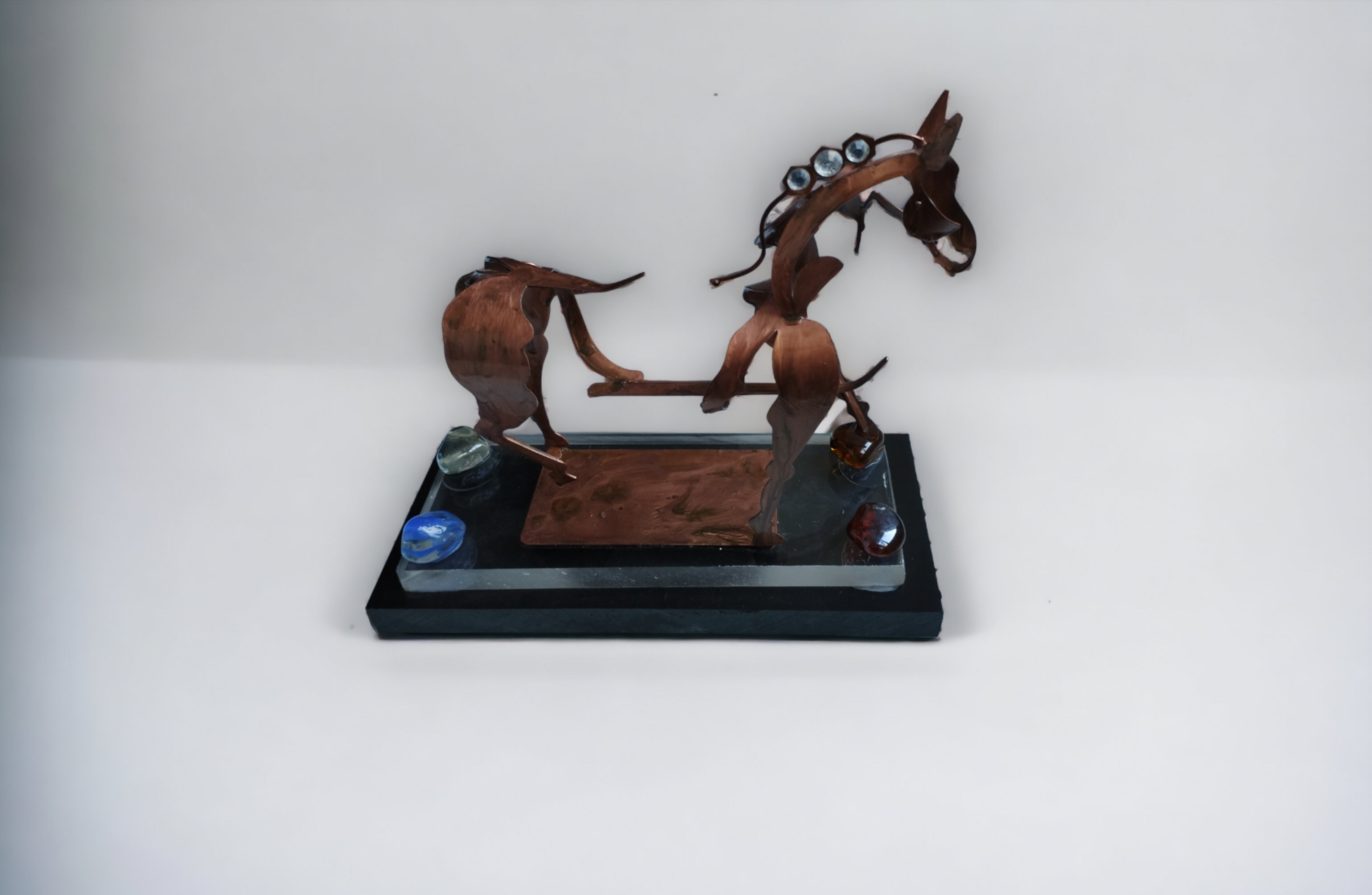 Caballo de Cobre: Elegancia con Base de Resina Epoxi Transparente y Negra - 2