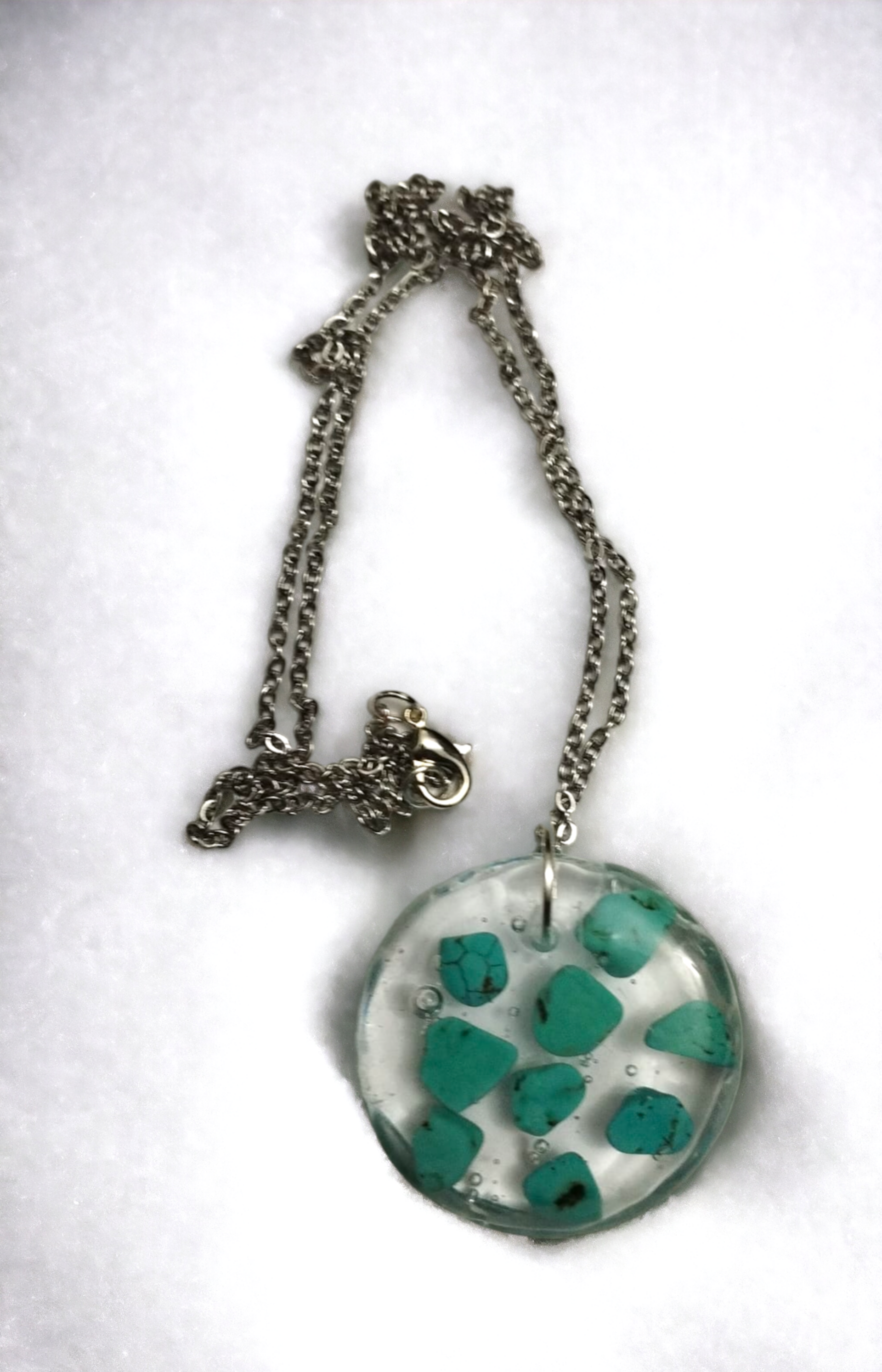 Colgante Redondo con Piedras Turquesa en Resina Epoxi: Elegancia del Mar - 8