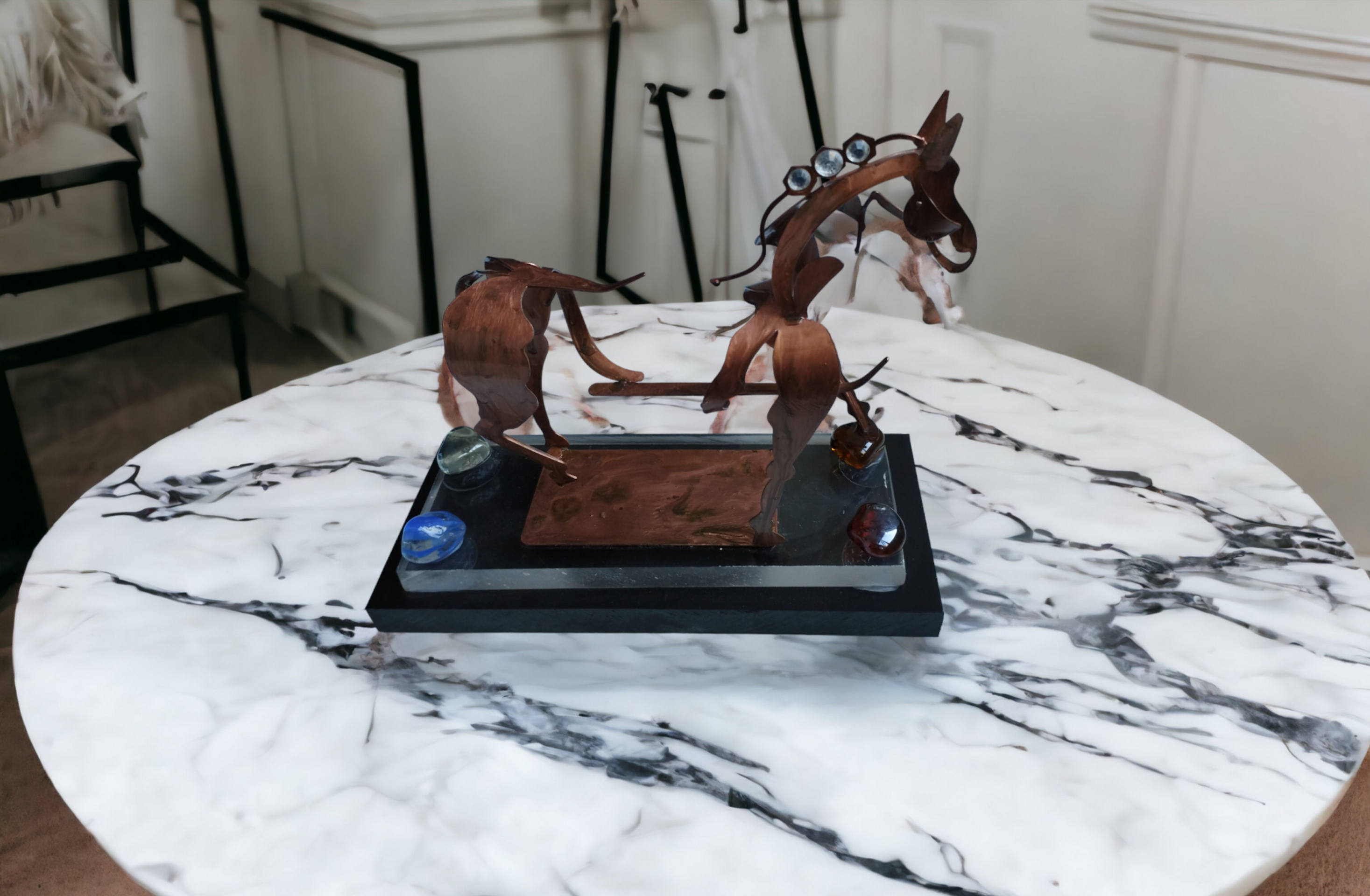 Caballo de Cobre: Elegancia con Base de Resina Epoxi Transparente y Negra - 4