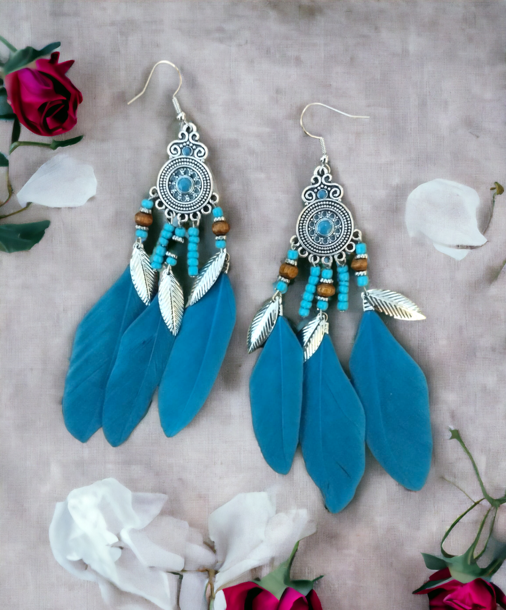 Pendientes Bohemios con Plumaje Azul: Espíritu Libre y Estilo Vibrante - 4