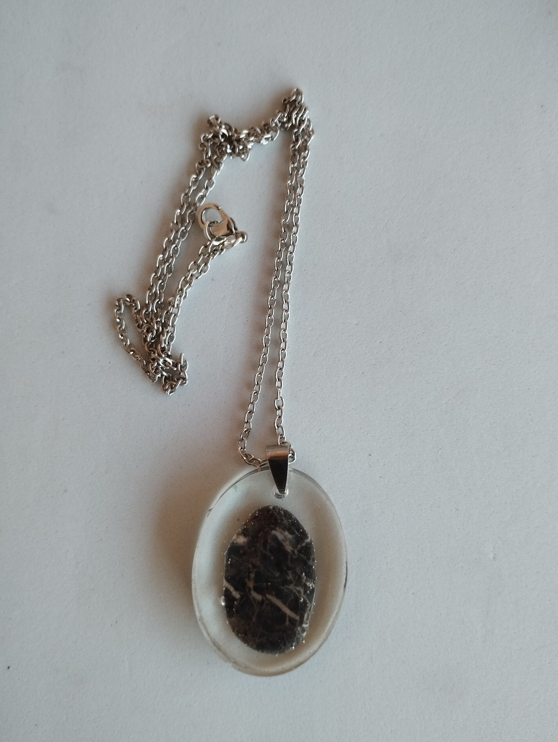 Colgante Ovalado con Piedrecita Oscura de Almería - Encapsulada en Resina Epoxi - 3