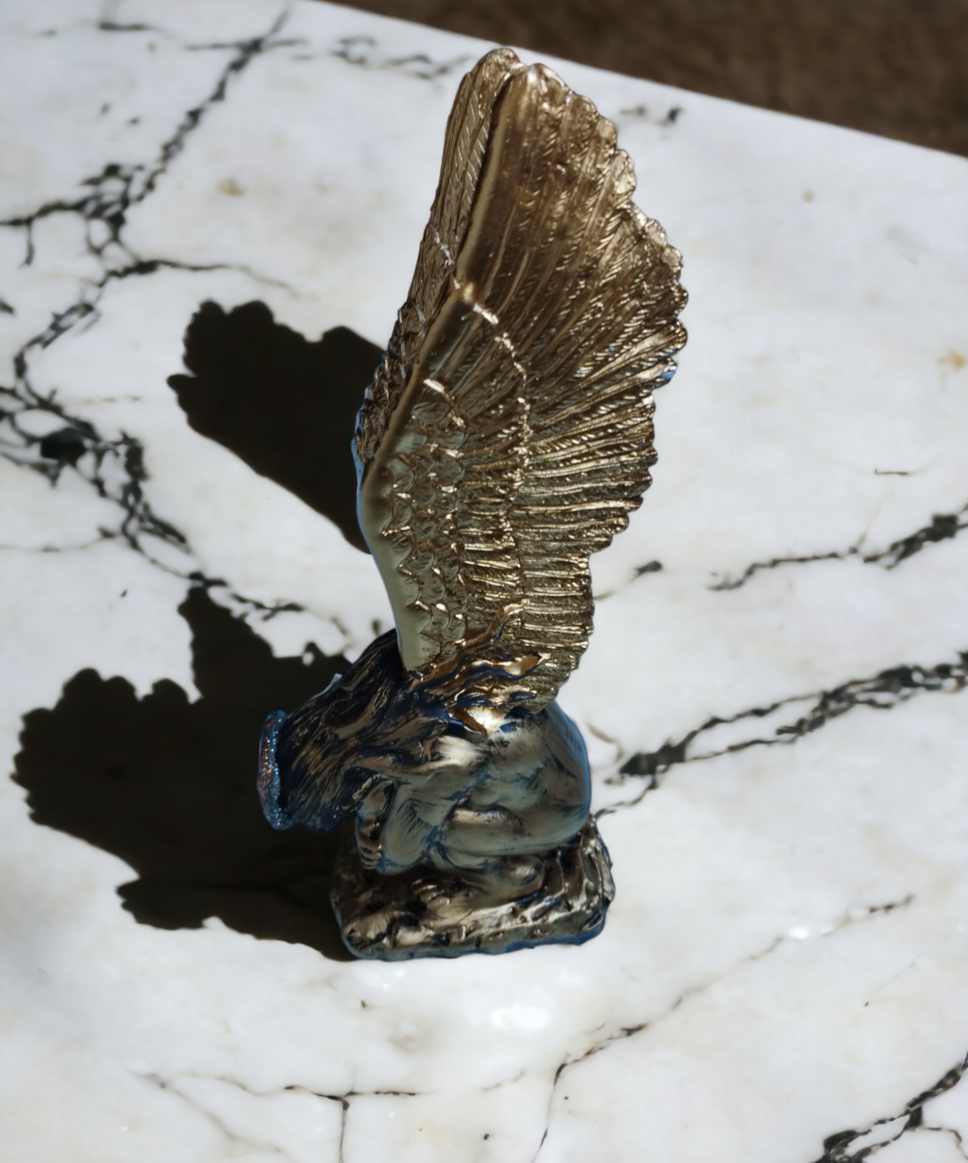 Ángel de Serenidad: Escultura en Resina que Imita el Bronce - 5