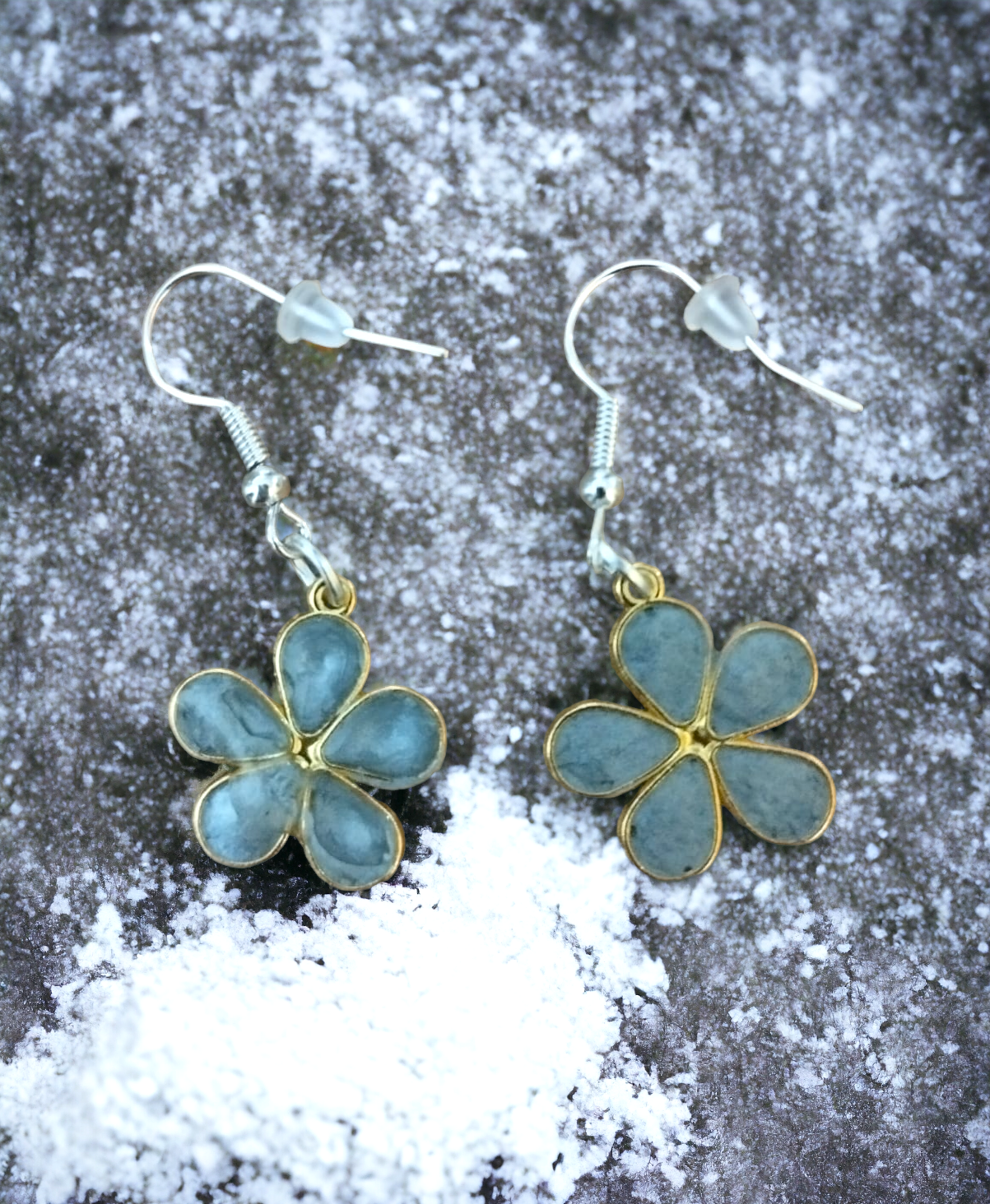 Pendientes Flor Pequeña Gris Nacarado: Elegancia Atemporal (VENDIDOS) - 5