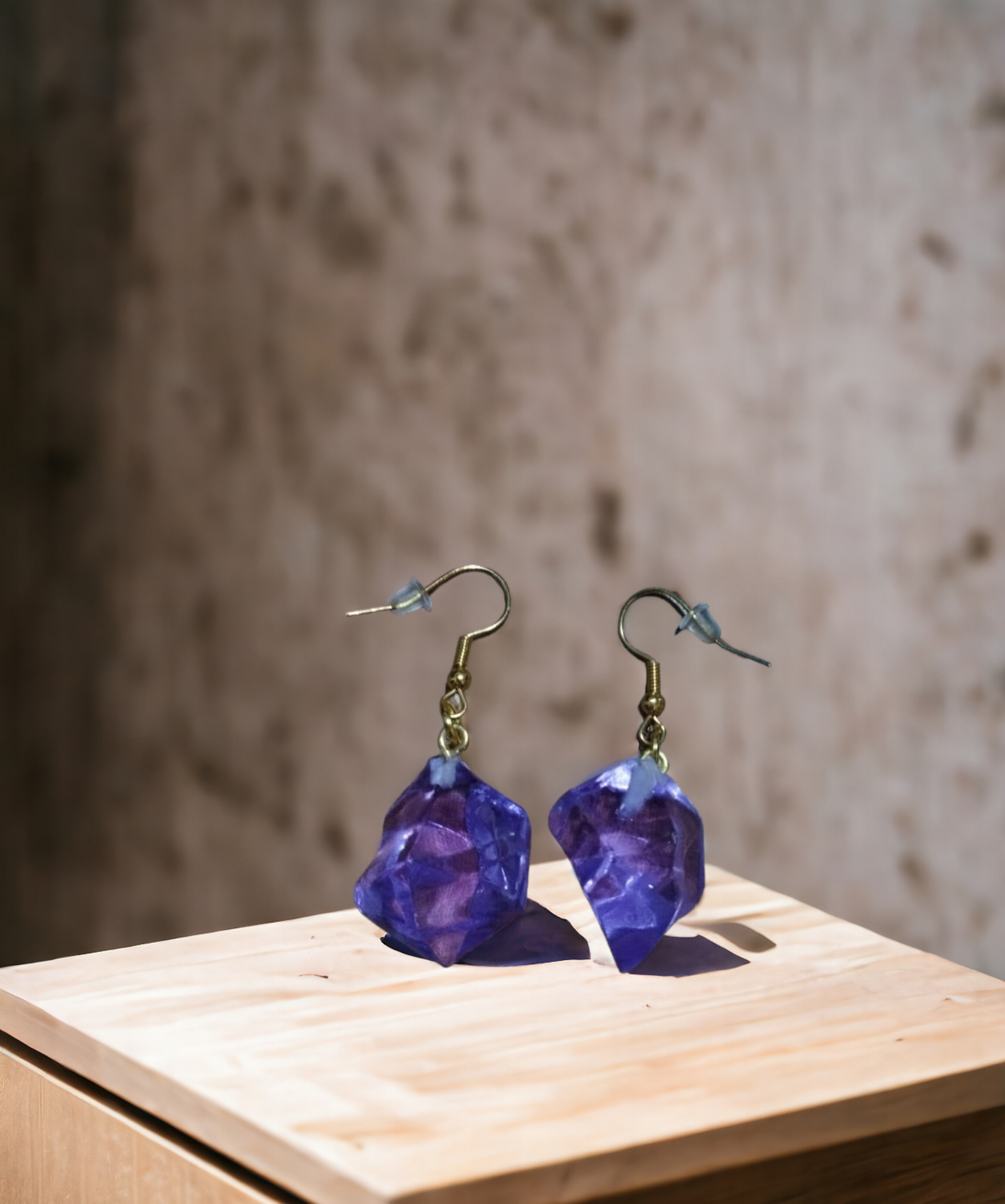 Pendientes Abstractos en Resina Epoxi Color Violáceo: Elegancia Vibrante - 5