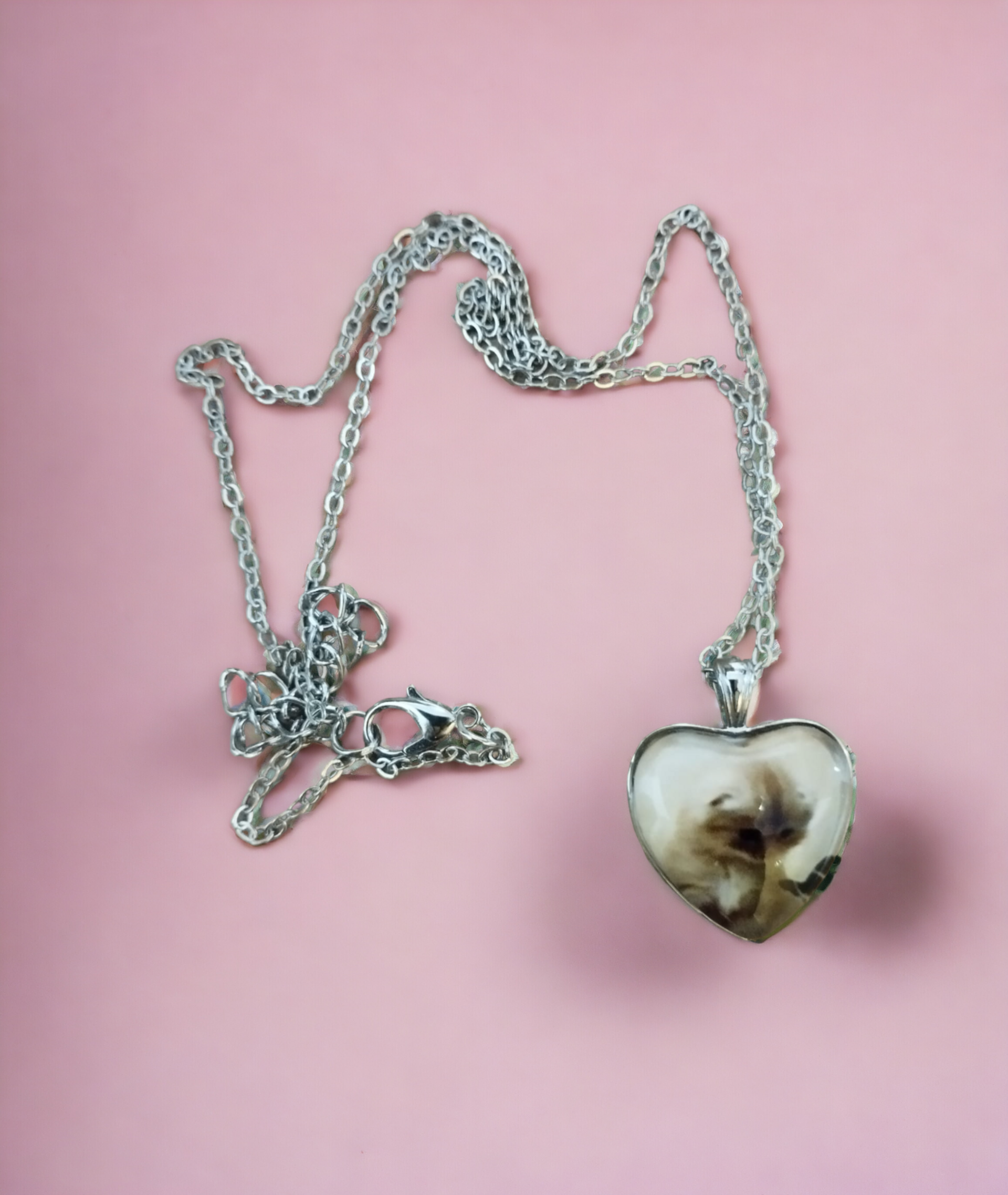 Colgante Corazón con Gatito Blanco: Amor Encapsulado en Resina Epoxi (VENDIDO) - 6