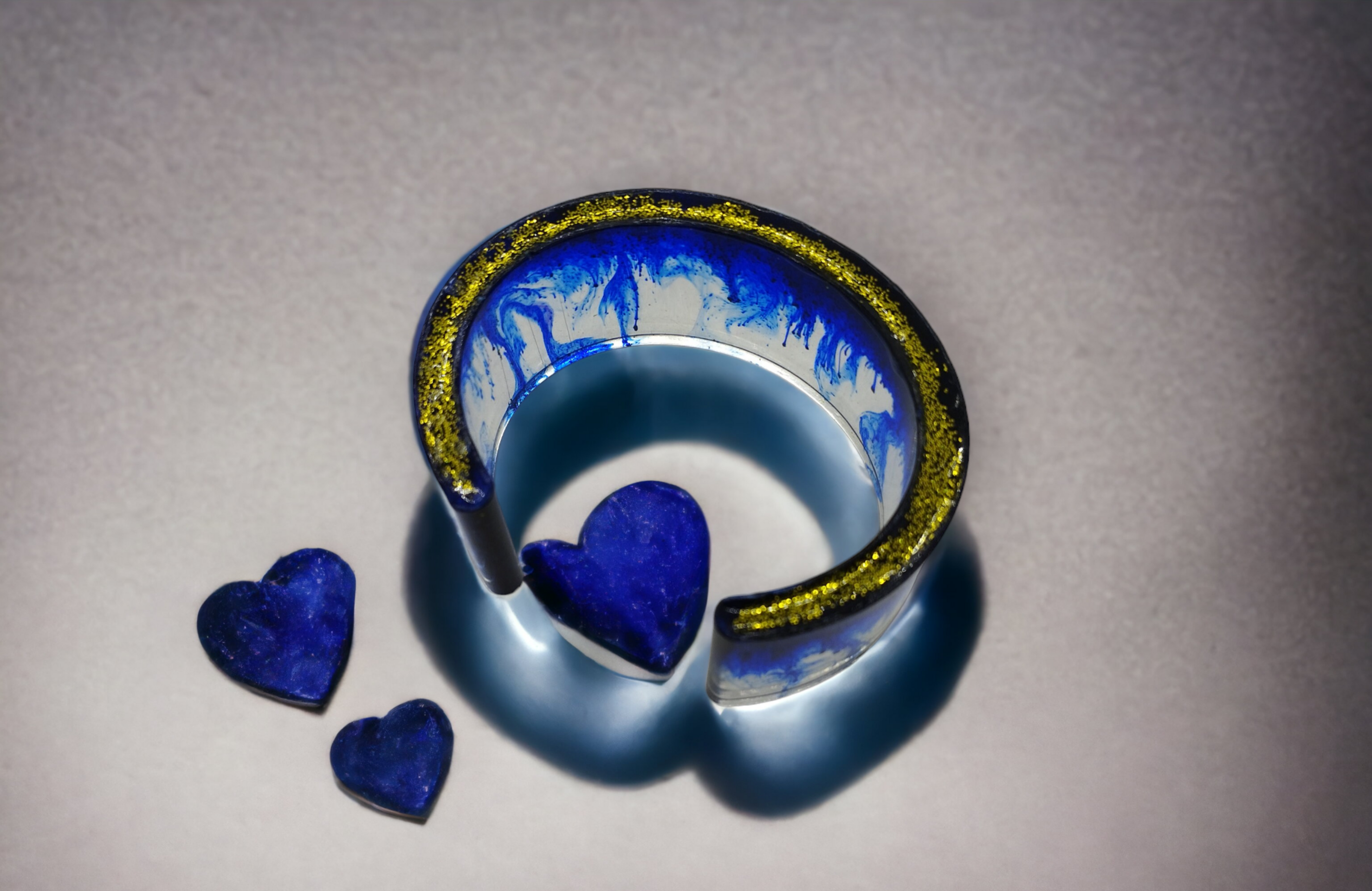 Pulsera abierta de resina epoxi: elegancia con tonos azules y destellos dorados - 2