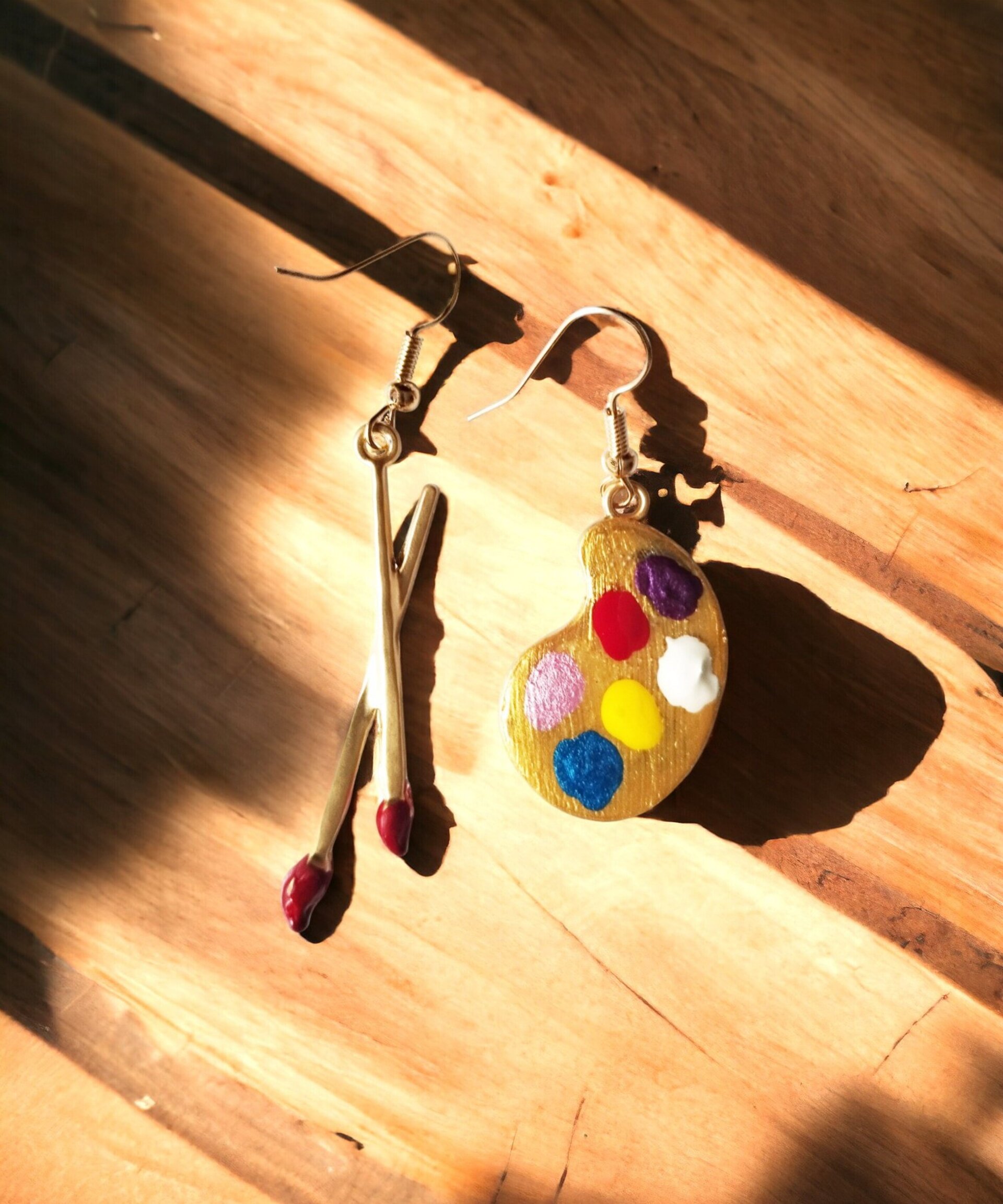 Pendientes Dorados con Paleta de Pintor y Pinceles - Elegancia y Creatividad (2) - 4