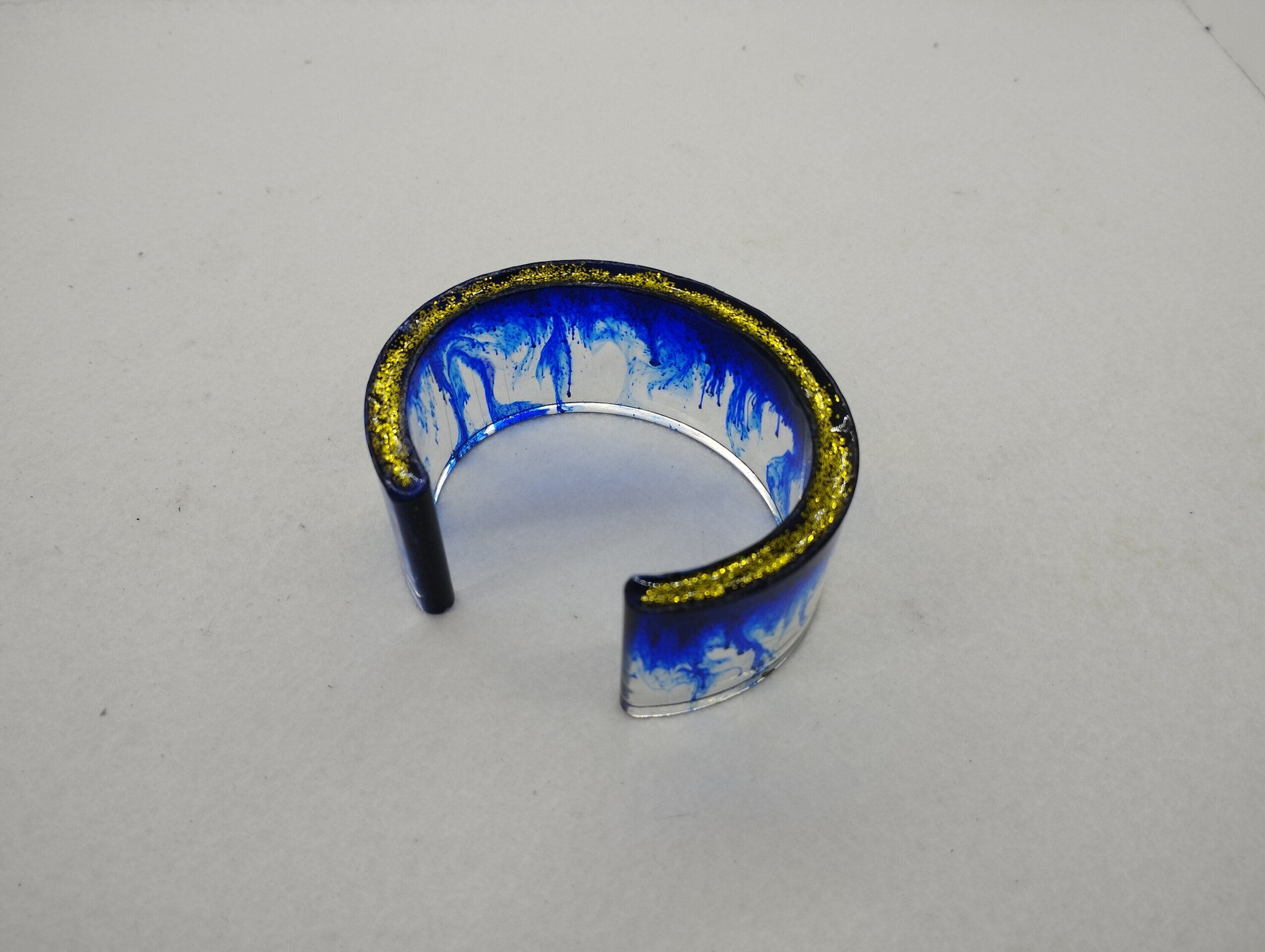 Pulsera abierta de resina epoxi: elegancia con tonos azules y destellos dorados - 7