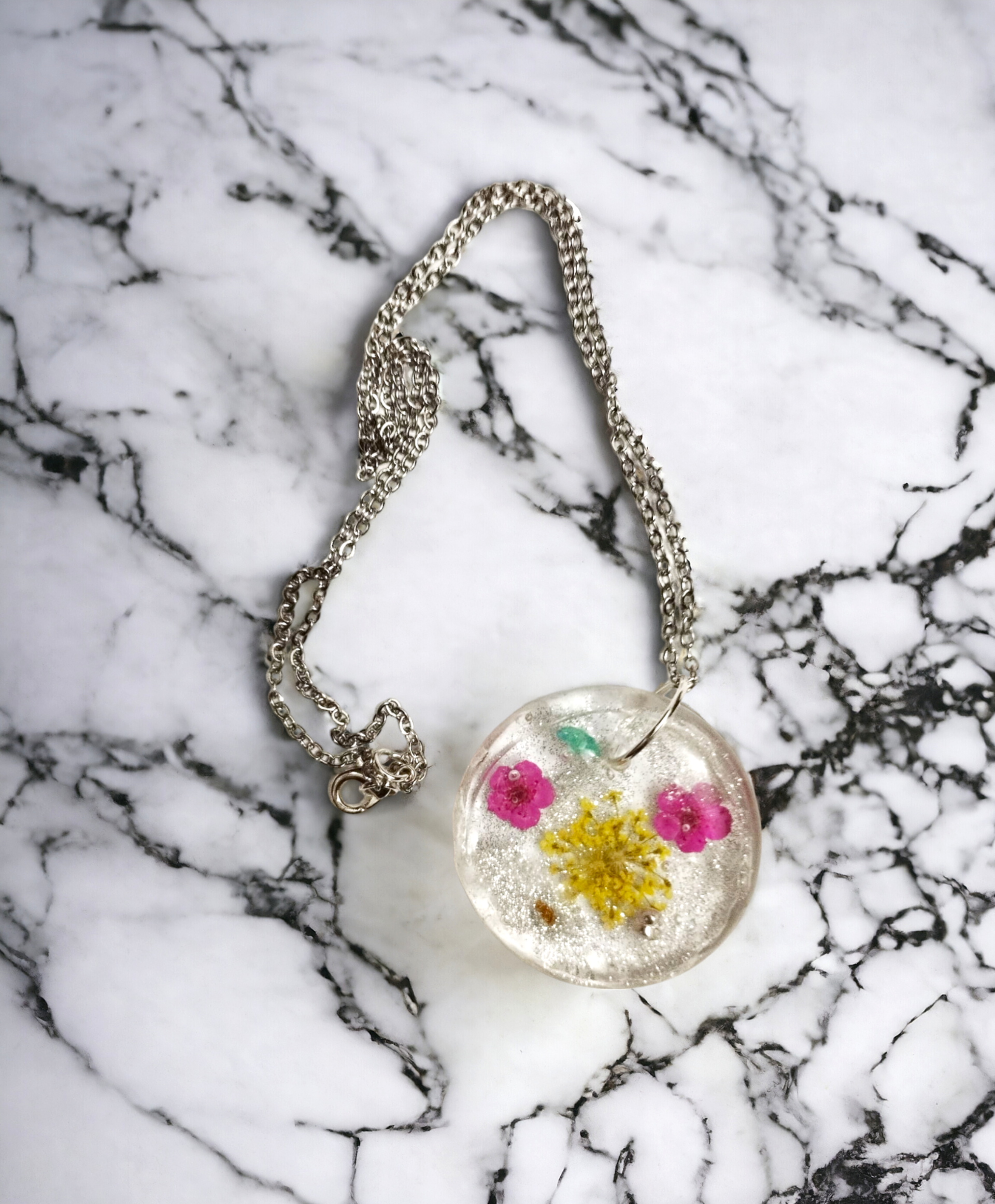 Colgante Redondo de Resina Epoxi con Flores Secas: Naturaleza en Joya - 5
