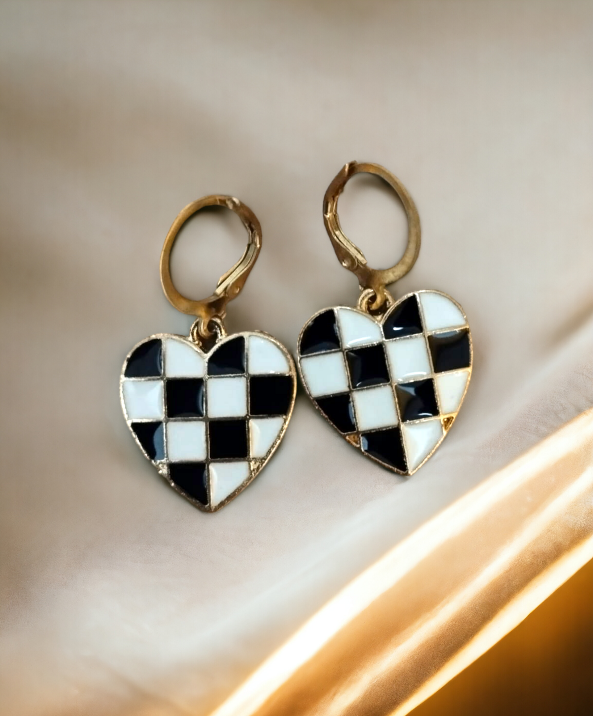 Pendientes Corazón con Fondo Cuadriculado: Elegancia Geométrica en Blanco y Negr - 3