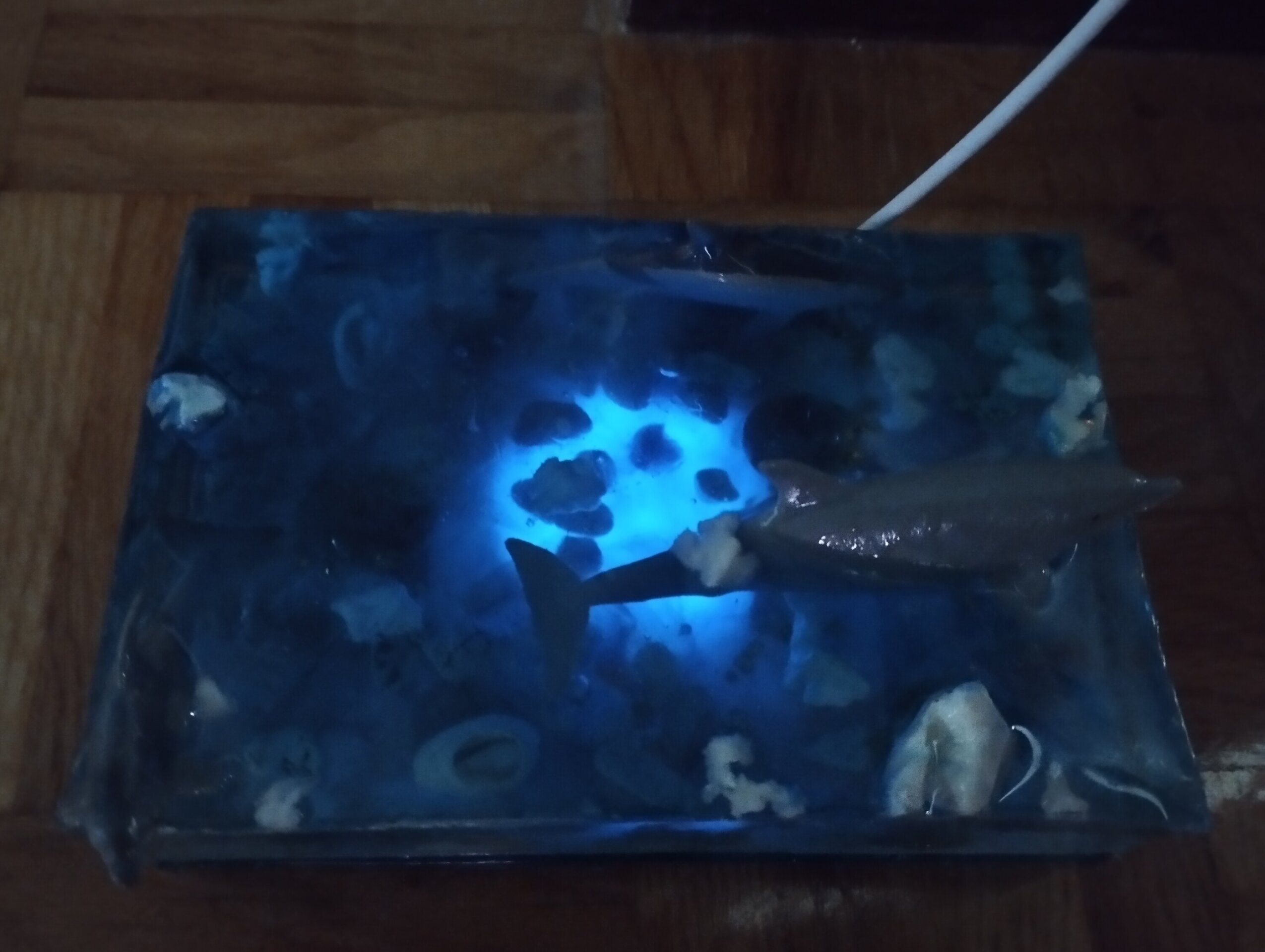 Lámpara de Resina Epoxi:Bloque Marino con Agua Fosforescente y Delfines Asomando - 5