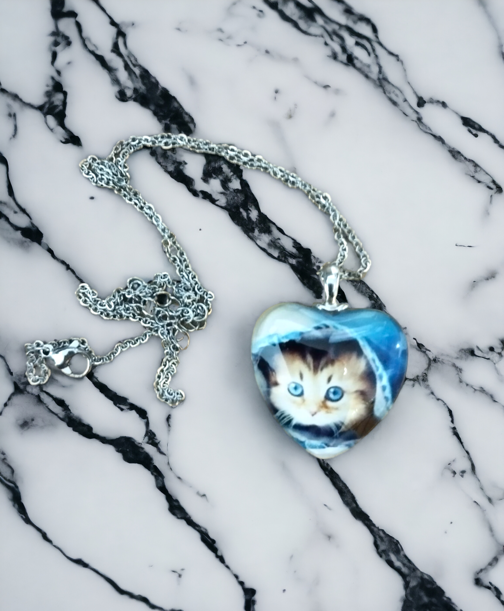 Colgante de Resina Epoxi Forma de Corazón con Gatito de Ojos Verdes (VENDIDO) - 8