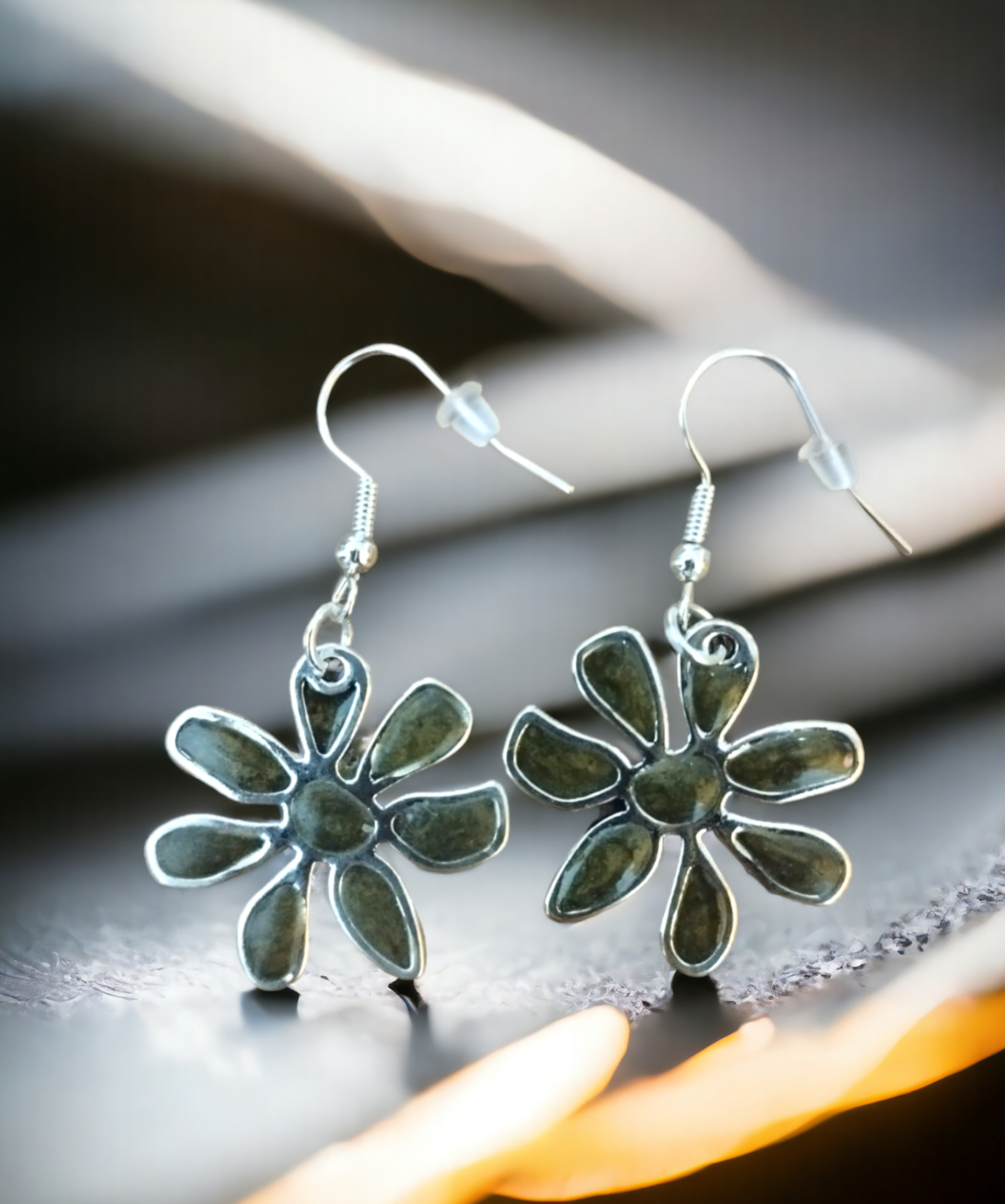 Pendientes Flor Mediana Verde Oscuro Nacarado: Frescura Natural (VENDIDO) - 3