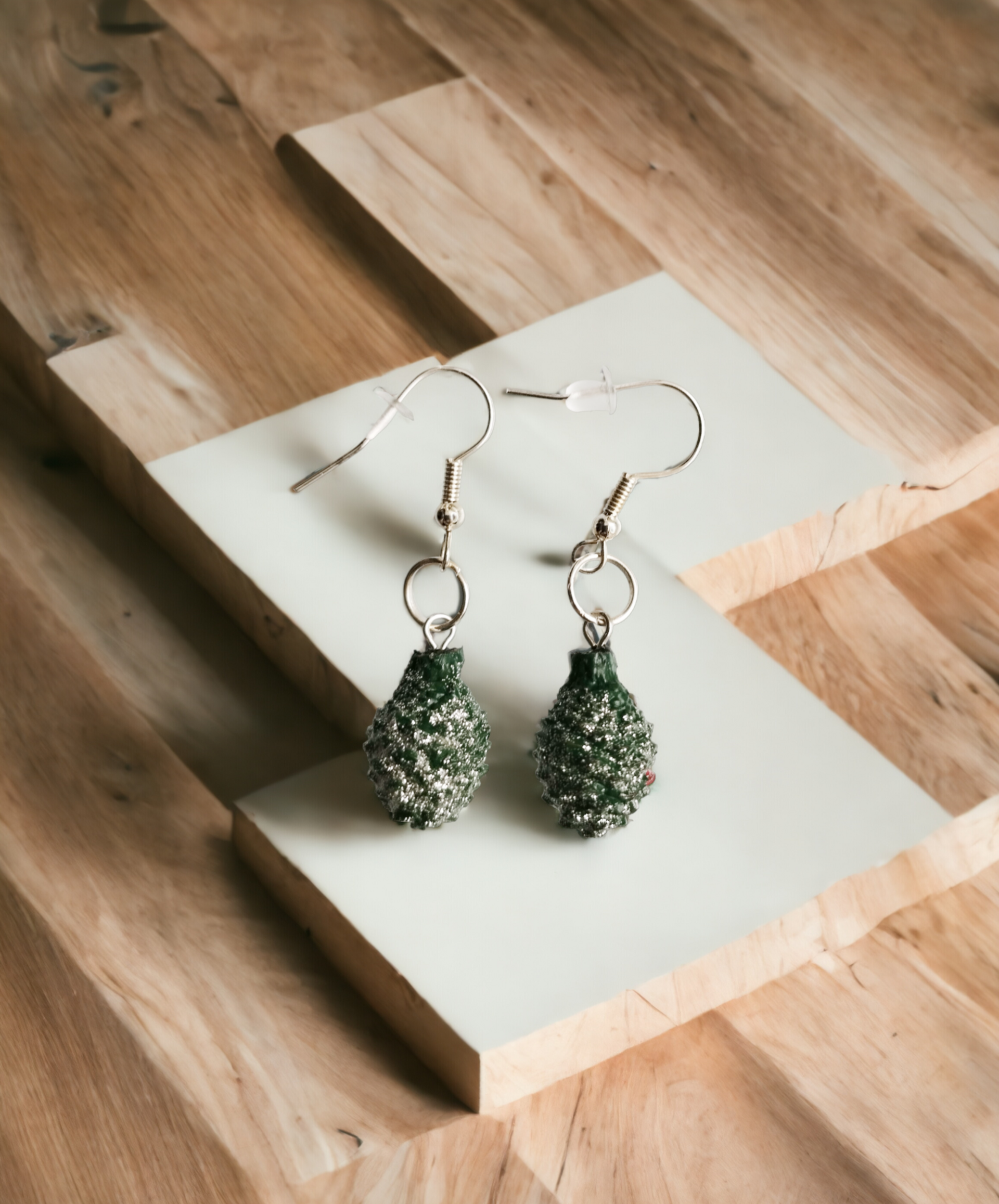 Pendientes de Piñas Naturales con Resina Epoxi y Purpurina Plateada - 6