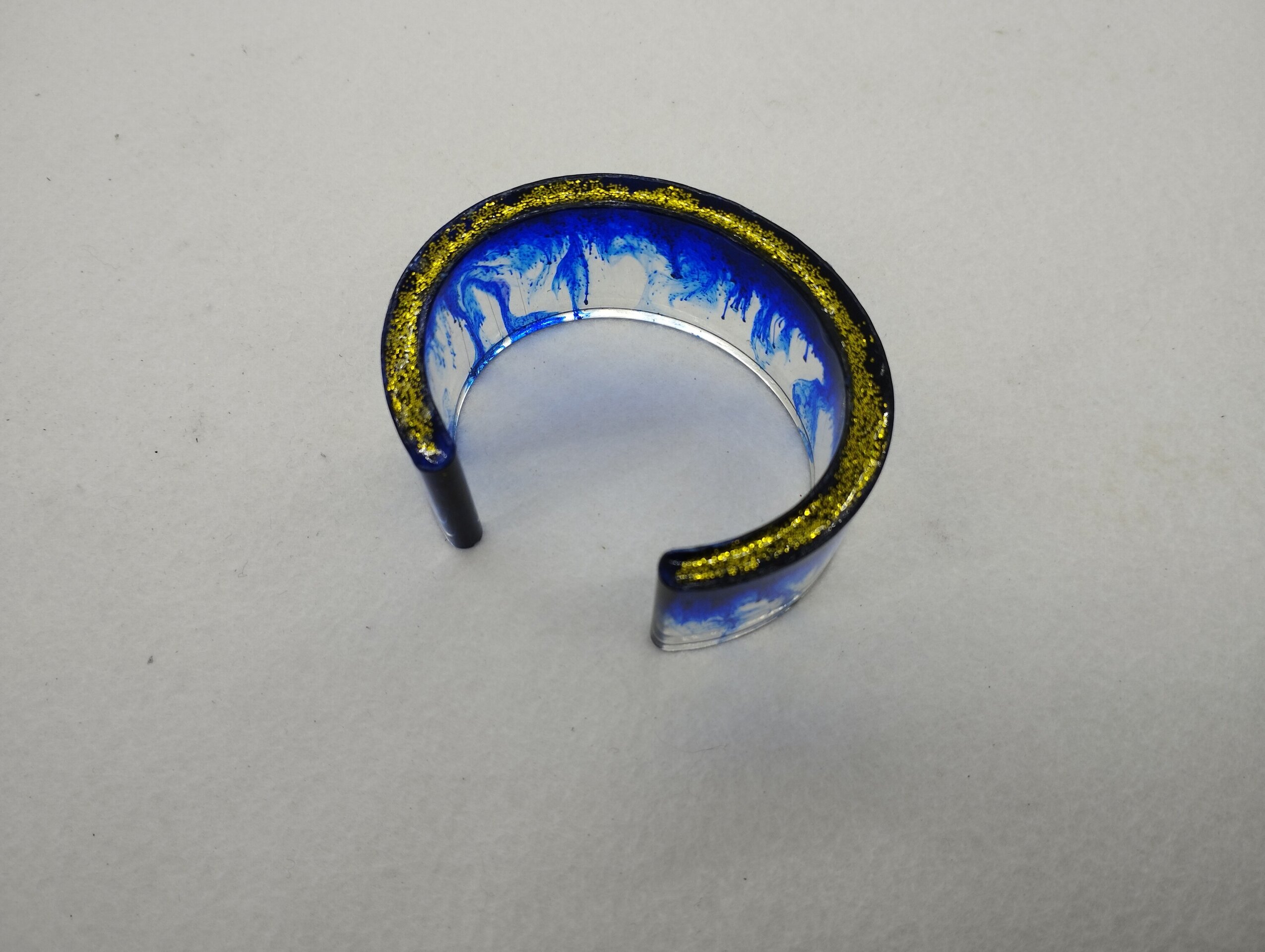Pulsera abierta de resina epoxi: elegancia con tonos azules y destellos dorados - 4
