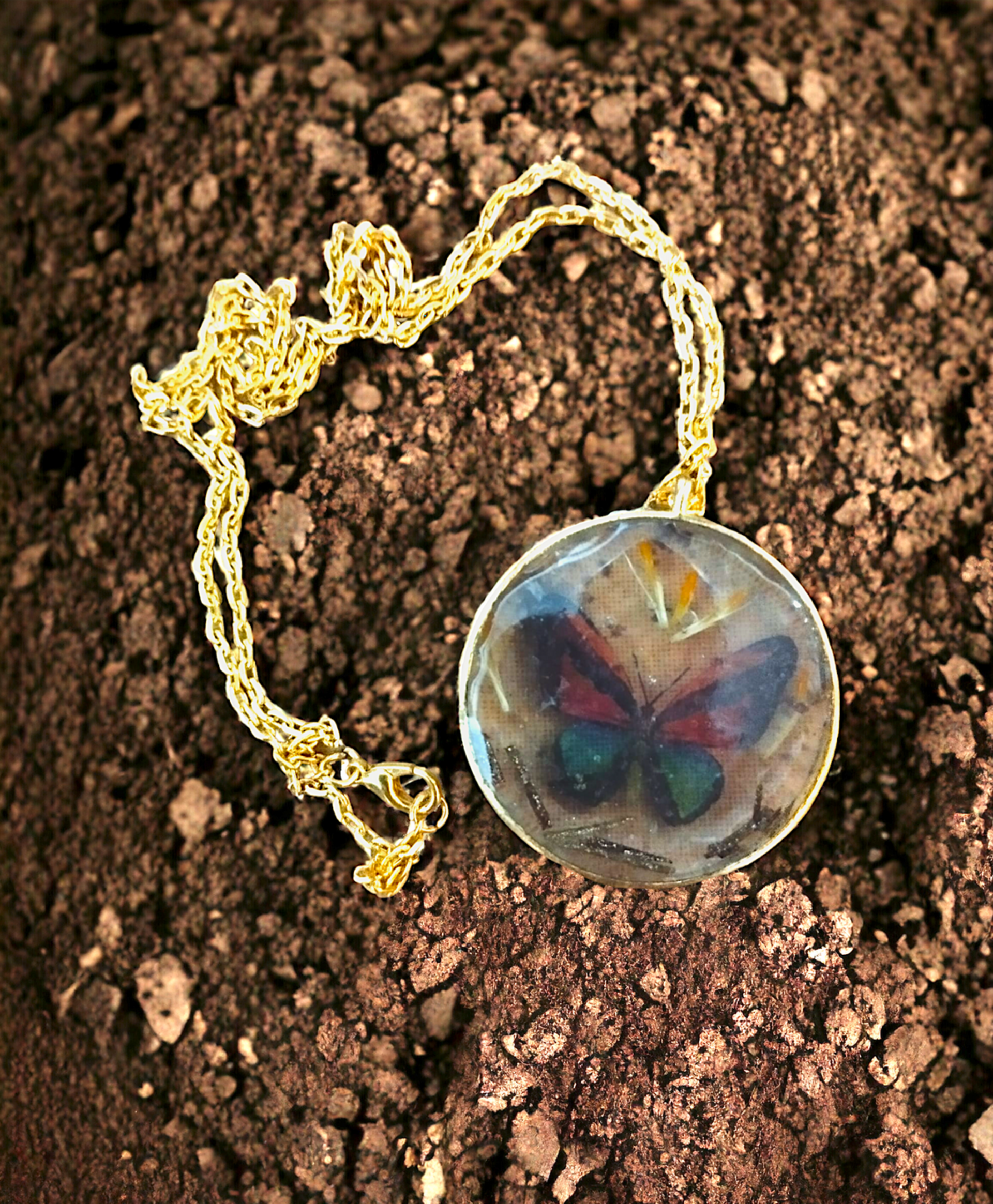 Colgante Redondo con Mariposa y Flores Secas en Resina Epoxi: Elegancia Natural - 3