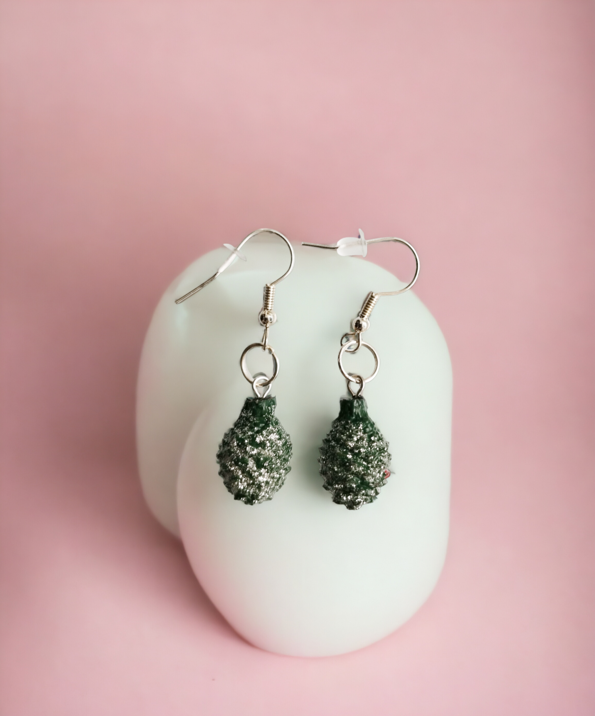 Pendientes de Piñas Naturales con Resina Epoxi y Purpurina Plateada - 7