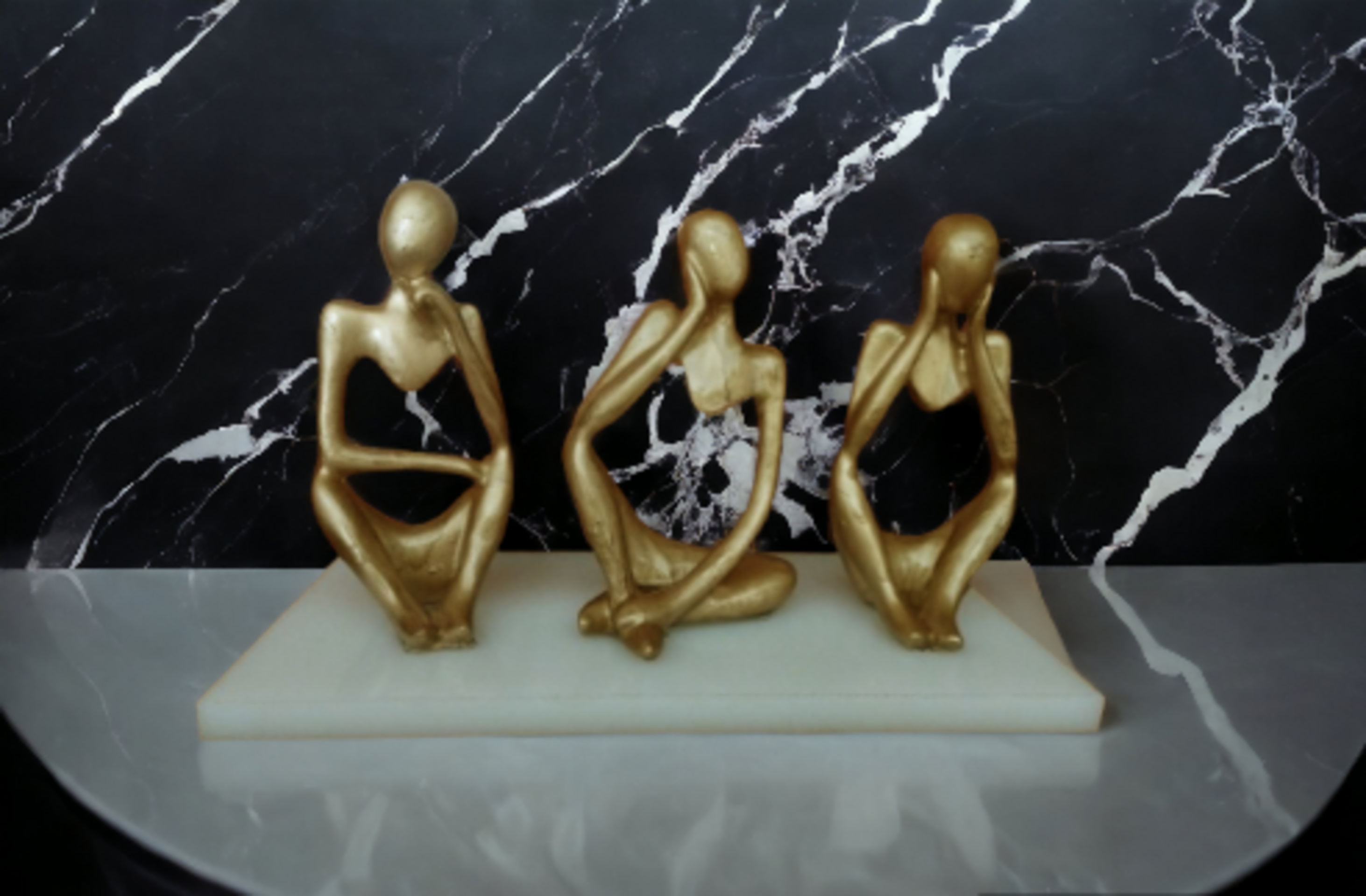 Trío de Pensadores en Resina Epoxi:Abstracción Dorada en Base Rectangular Blanca - 6