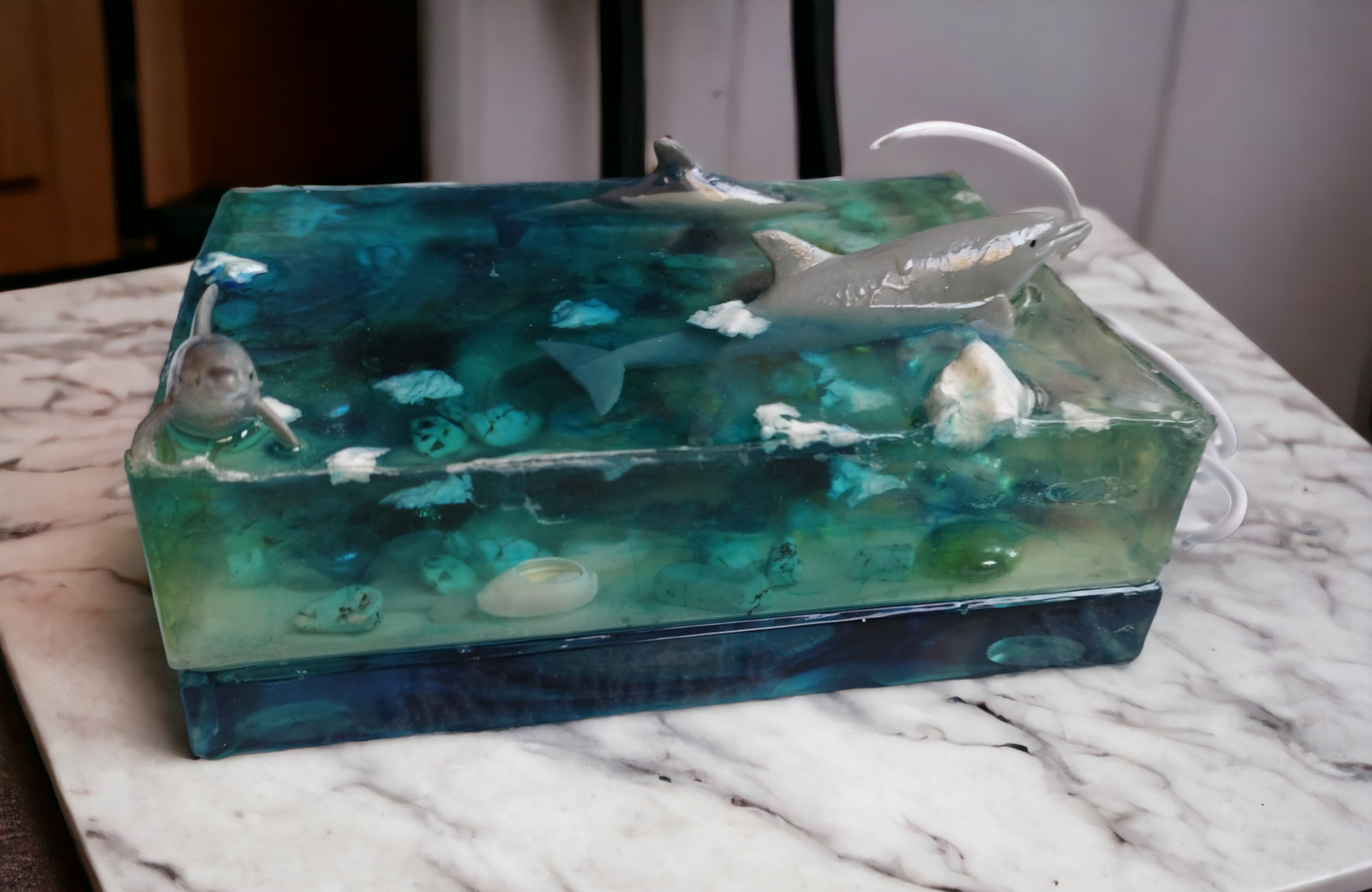 Lámpara de Resina Epoxi:Bloque Marino con Agua Fosforescente y Delfines Asomando - 2