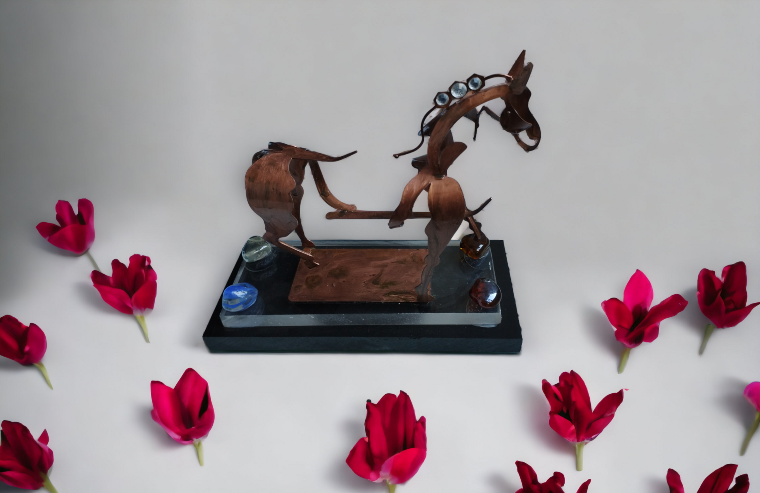 Caballo de Cobre: Elegancia con Base de Resina Epoxi Transparente y Negra - 3