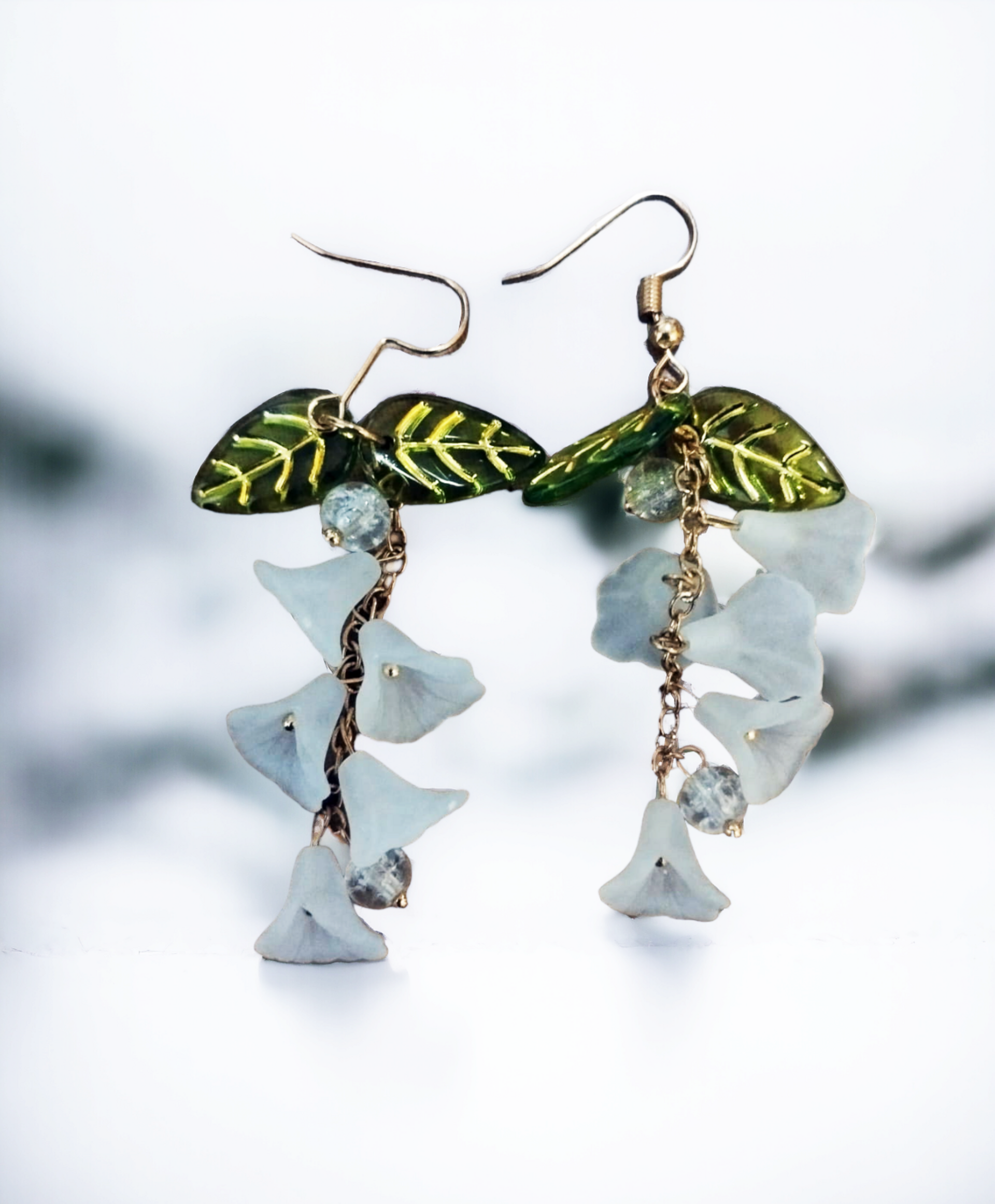 Pendientes Colgantes con Campanillas de Flores Blancas en Resina Epoxi (VENDIDO) - 5