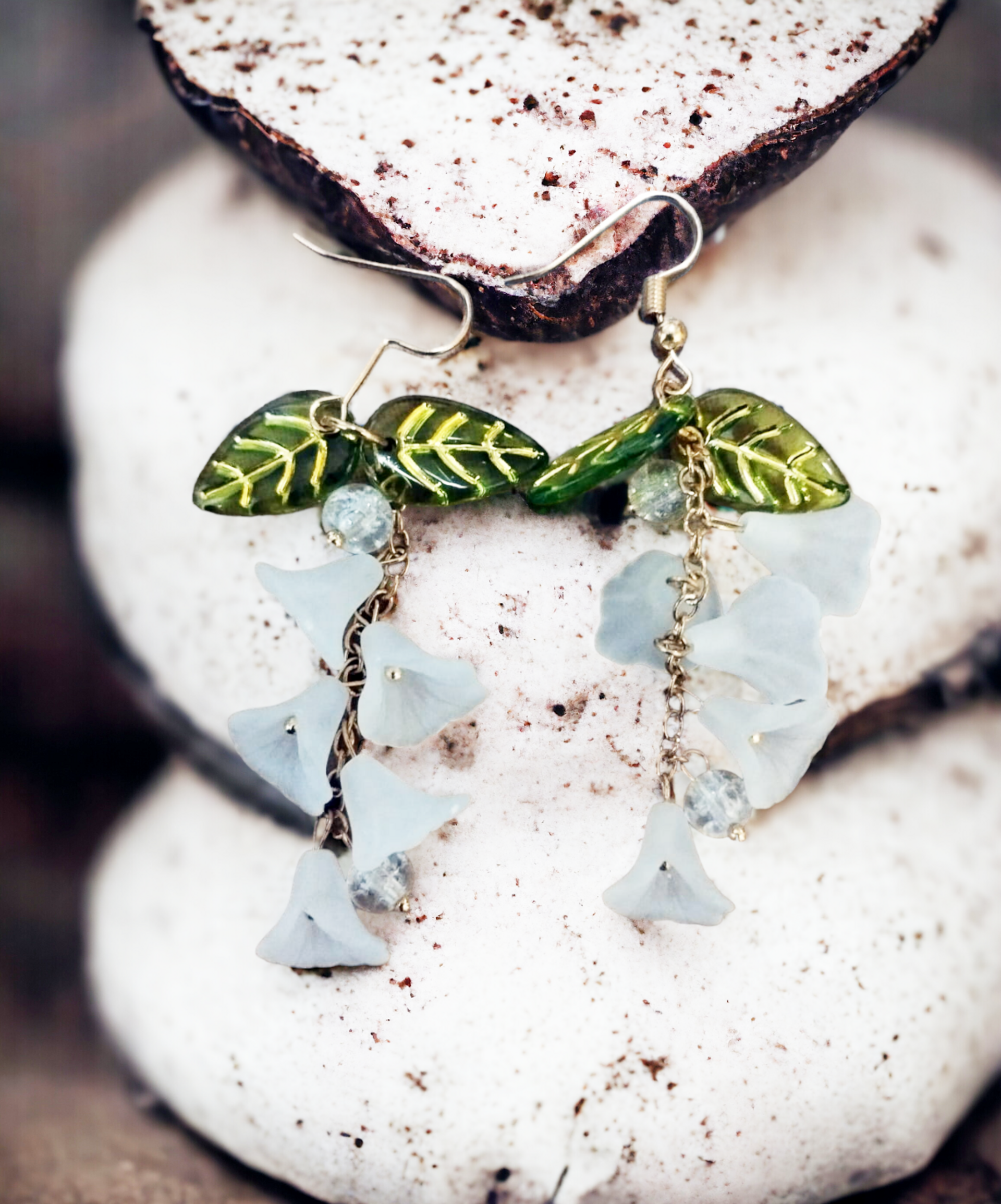 Pendientes Colgantes con Campanillas de Flores Blancas en Resina Epoxi (VENDIDO) - 4